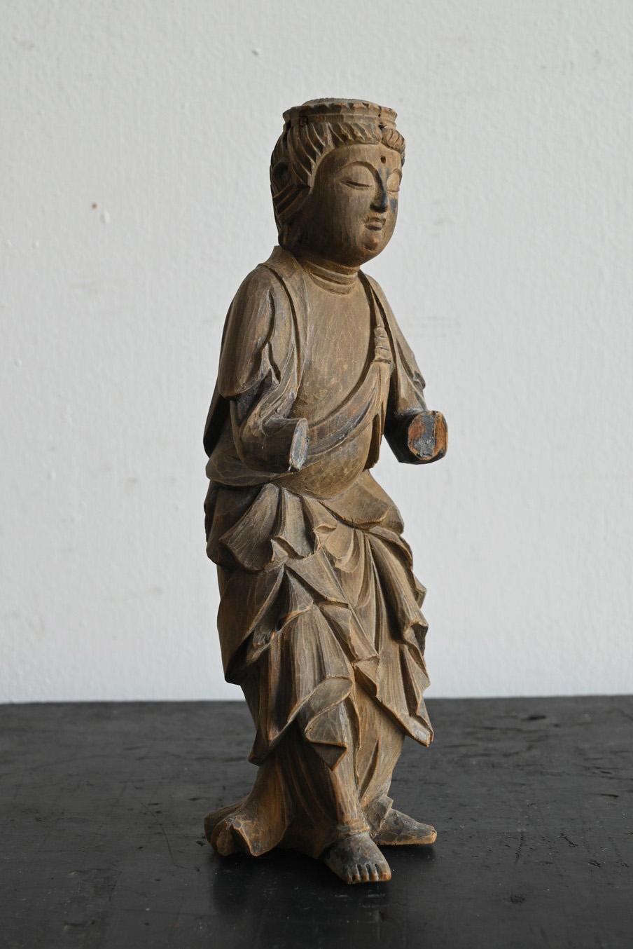 Intagliato a mano Piccola statua di Buddha in legno del periodo Edo in Giappone, dal 17° al 19° secolo. in vendita
