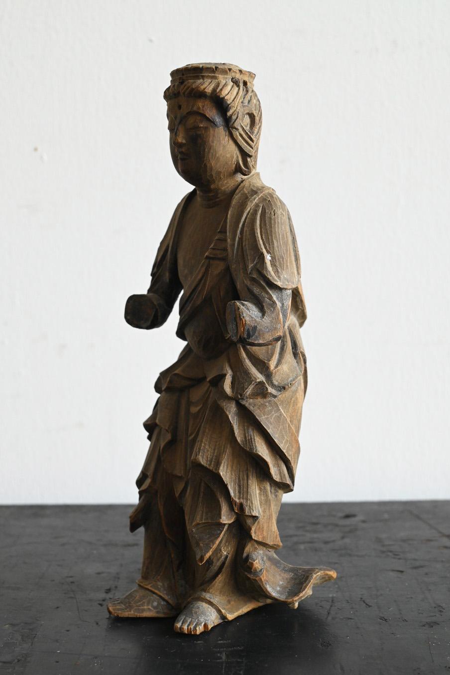 Piccola statua di Buddha in legno del periodo Edo in Giappone, dal 17° al 19° secolo. In condizioni discrete in vendita a Sammu-shi, Chiba