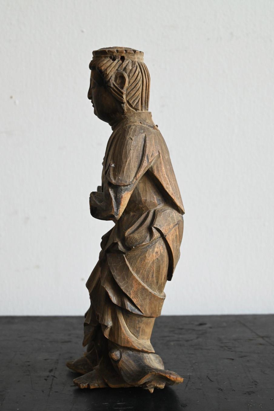 Fino al XVIII secolo Piccola statua di Buddha in legno del periodo Edo in Giappone, dal 17° al 19° secolo. in vendita