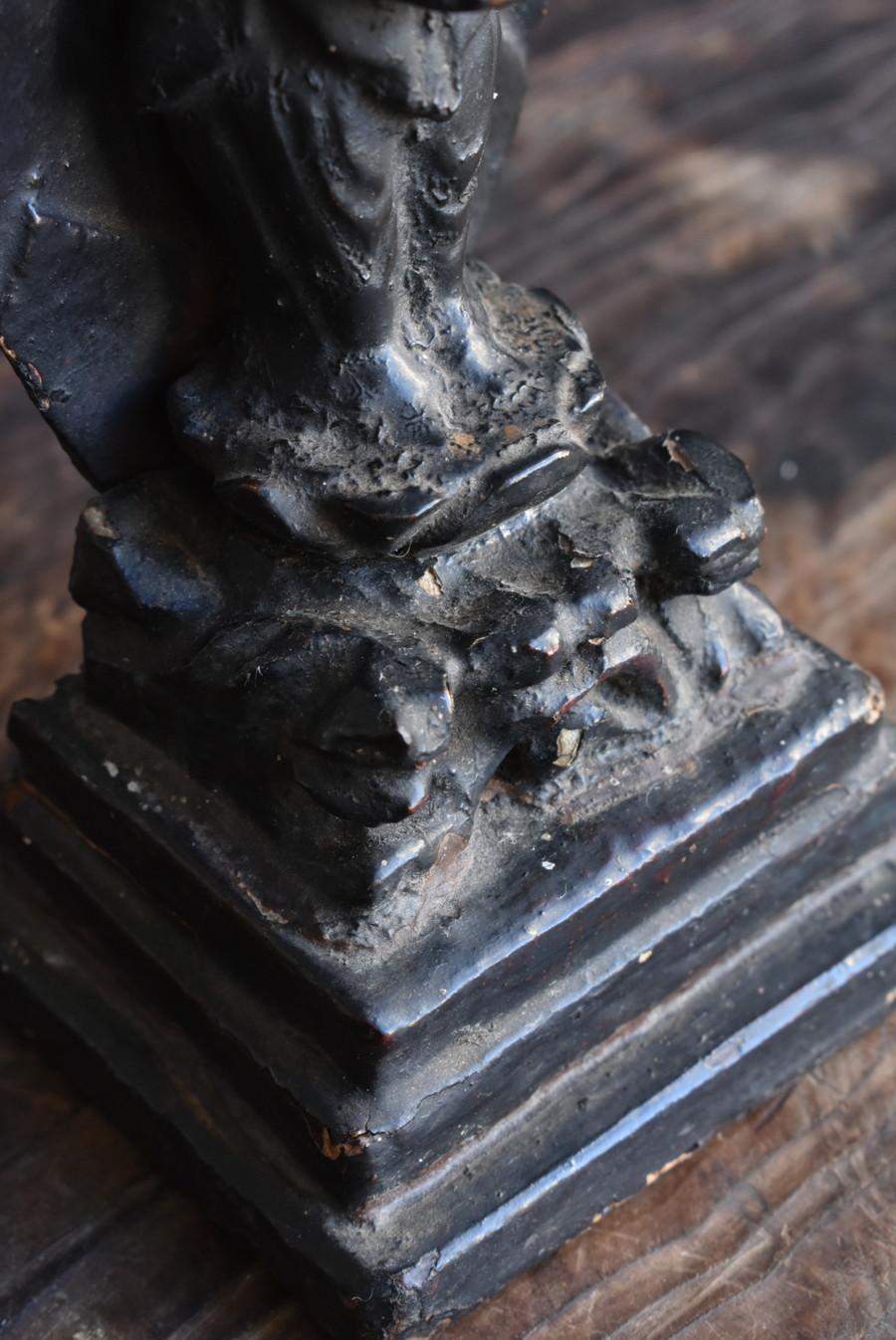 Kleine hölzerne Buddha-Statue aus Holz, bemalt mit japanischem Lack/