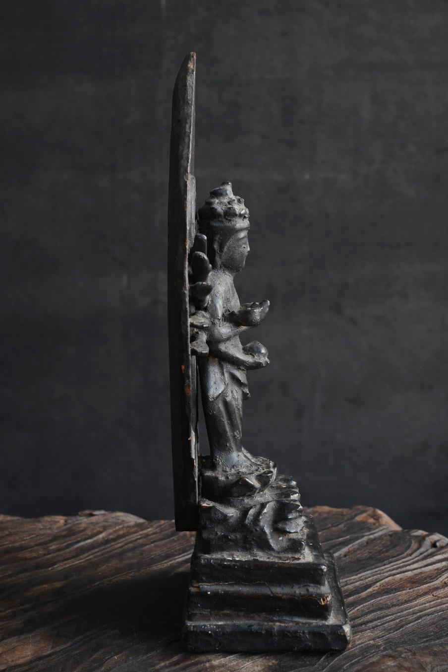 XVIIIe siècle et antérieur Petite statue de Bouddha en bois peinte en laque japonaise/