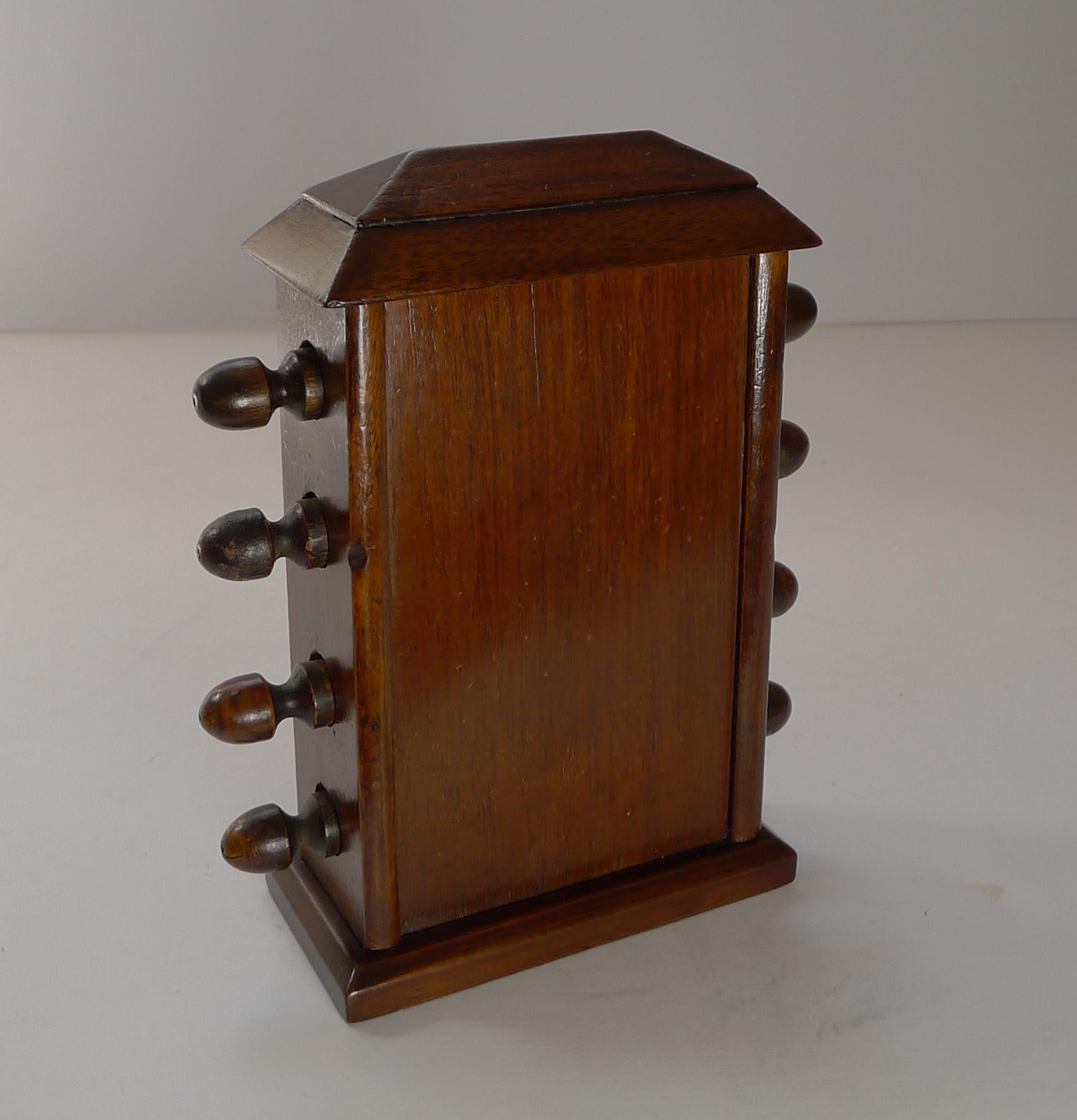 Small Wooden Desk-top Perpetual Calendar, c.1910 In Good Condition In Bath, GB