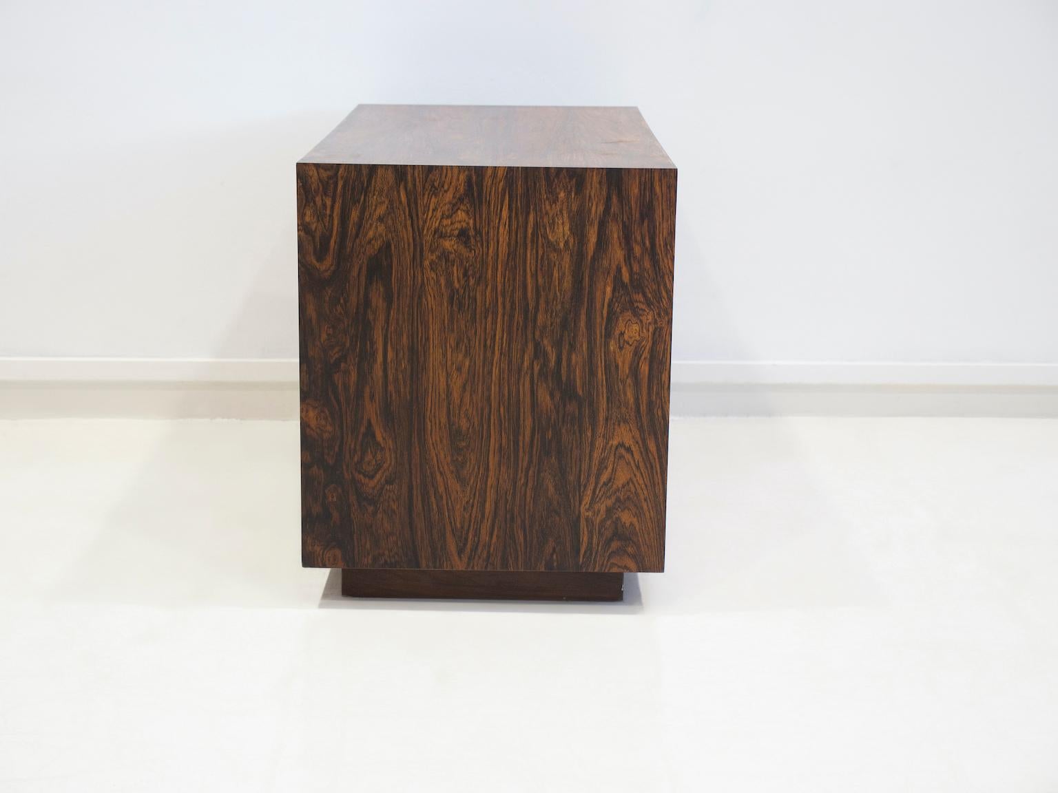 Kleines Sideboard aus Holz aus der Diplomat-Serie von Finn Juhl im Angebot 3