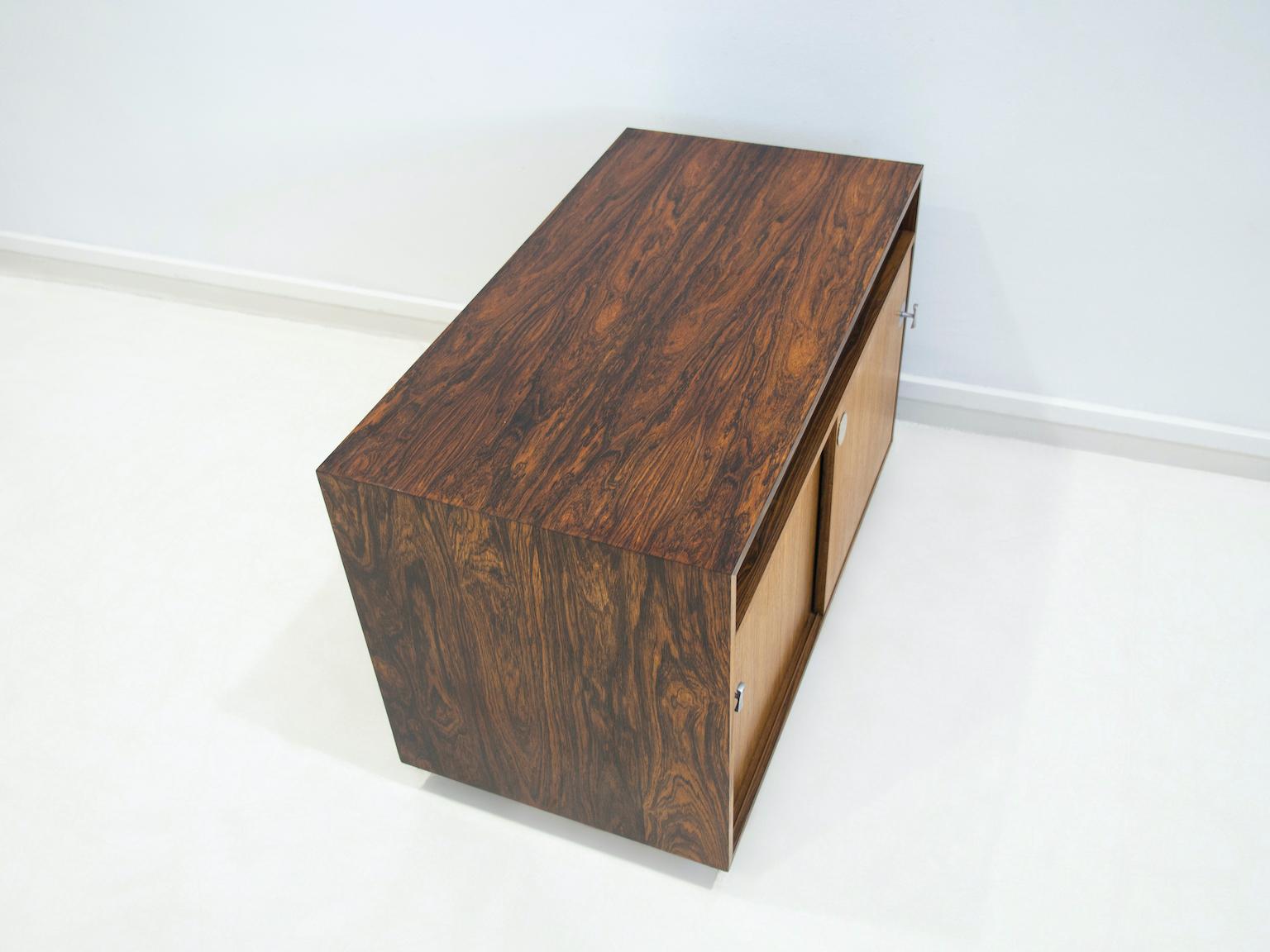 Kleines Sideboard aus Holz aus der Diplomat-Serie von Finn Juhl im Angebot 5