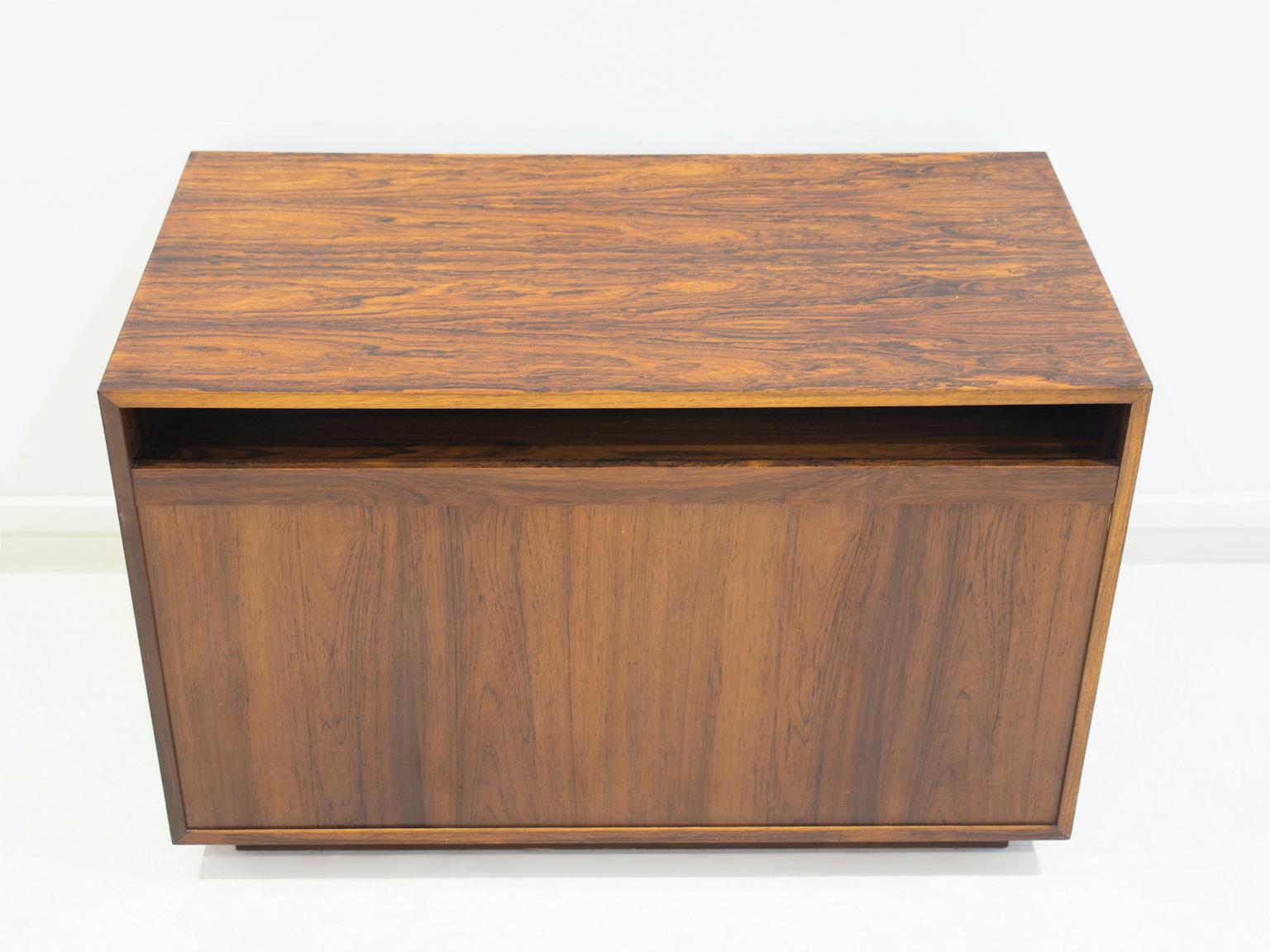 Kleines Sideboard aus Holz aus der Diplomat-Serie von Finn Juhl im Angebot 7