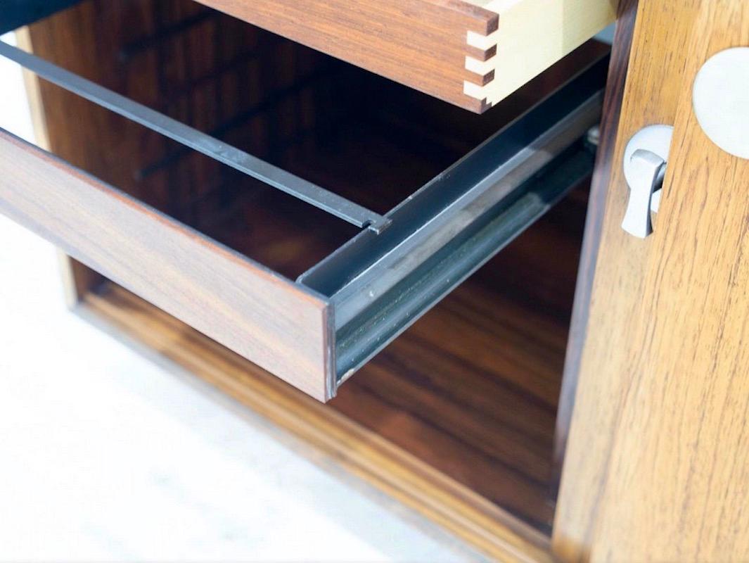 Kleines Sideboard aus Holz aus der Diplomat-Serie von Finn Juhl (Aluminium) im Angebot