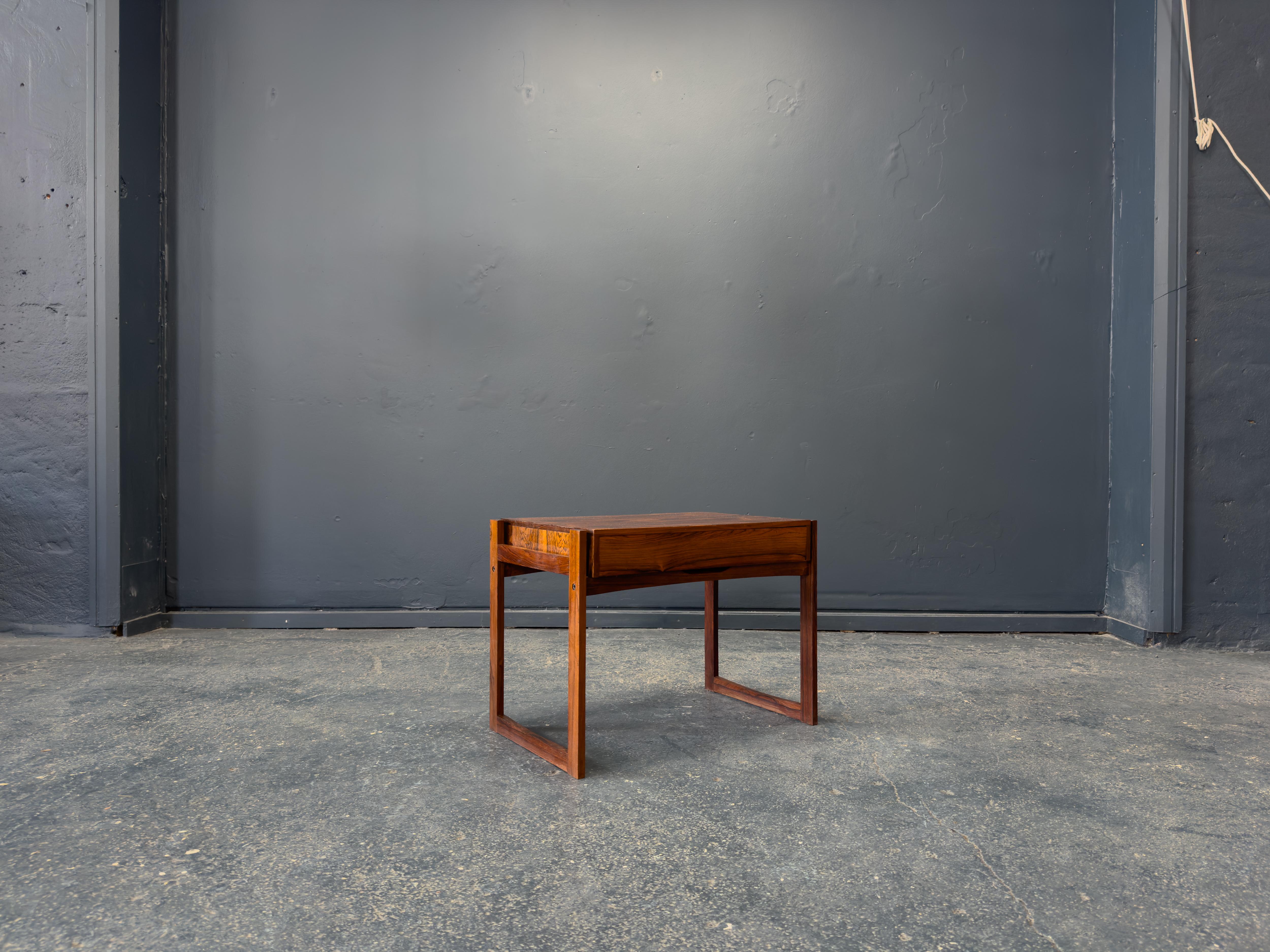 This compact chest of drawers exemplifies minimalism elevated by expert craftsmanship and intelligent design. Its sleek, rectangular silhouette is defined by clean lines and a floating visual lightness, thanks in large part to its open, squared-leg