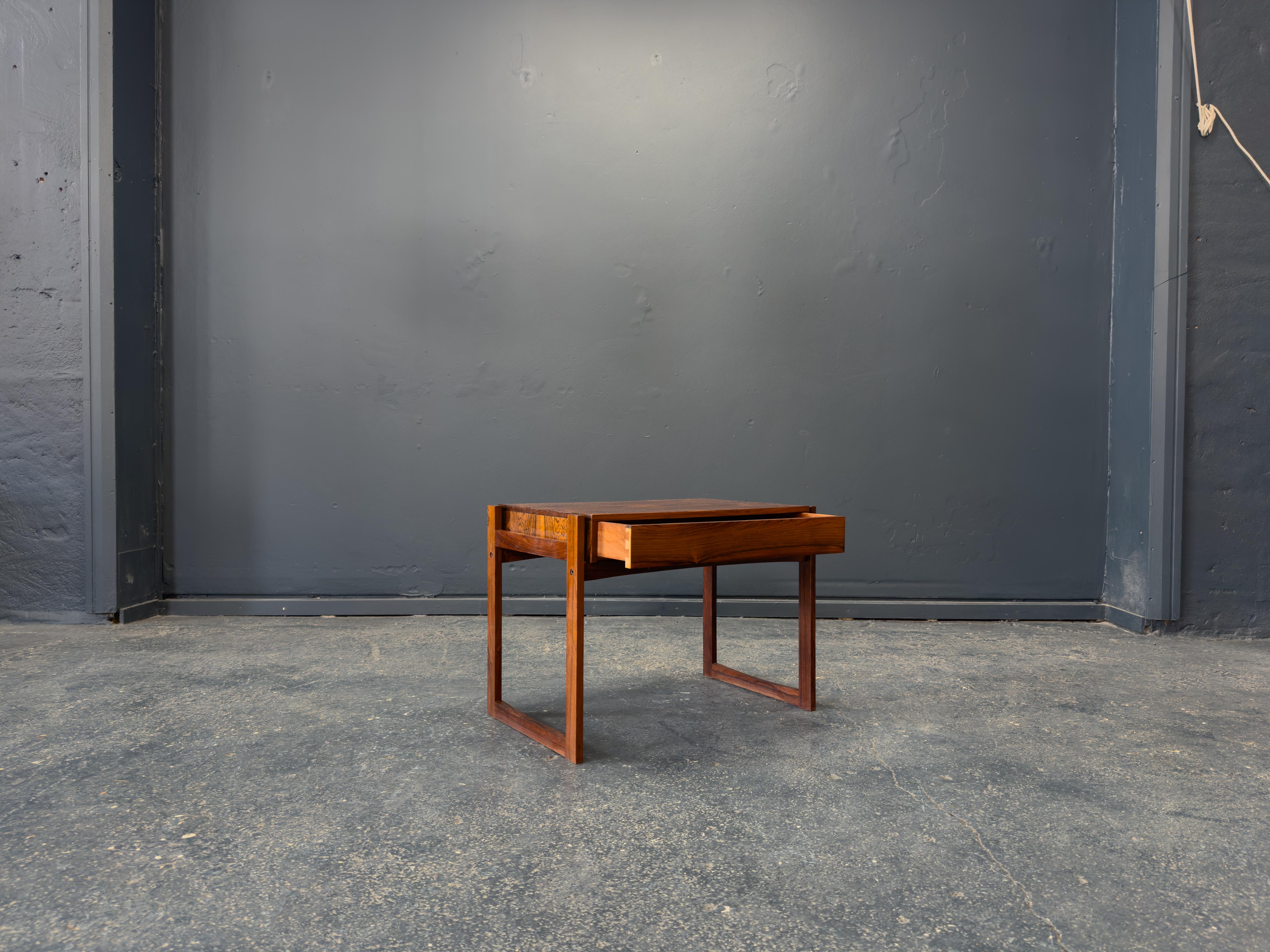 Mid-Century moderno Cassetto in legno piccolo in vendita