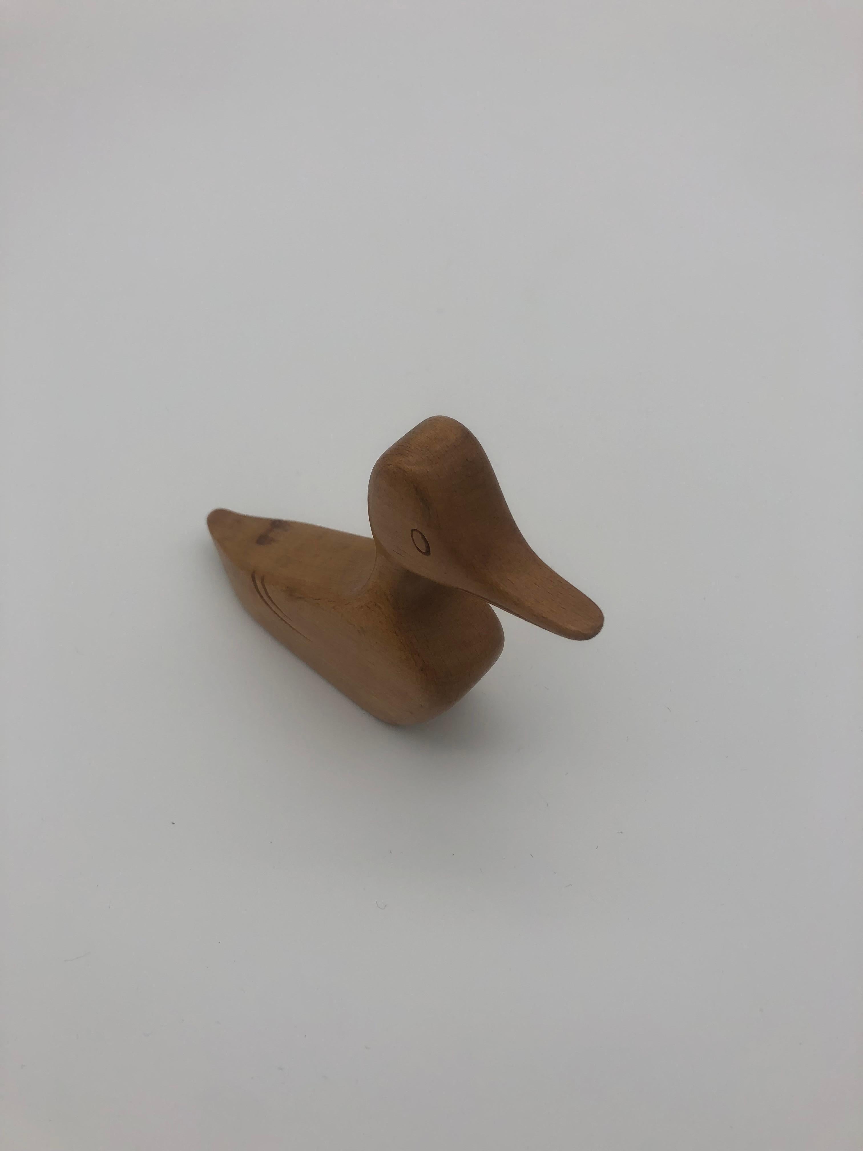 Wonderful hand-carved wooden duck.
Small carved details for the eyes, spout and wings.
Beautiful wood grain.
The spots on the back and the belly look to be branch-marks from the wood.

Fully marked WHW in a circle, Made in Austria and Hagenauer