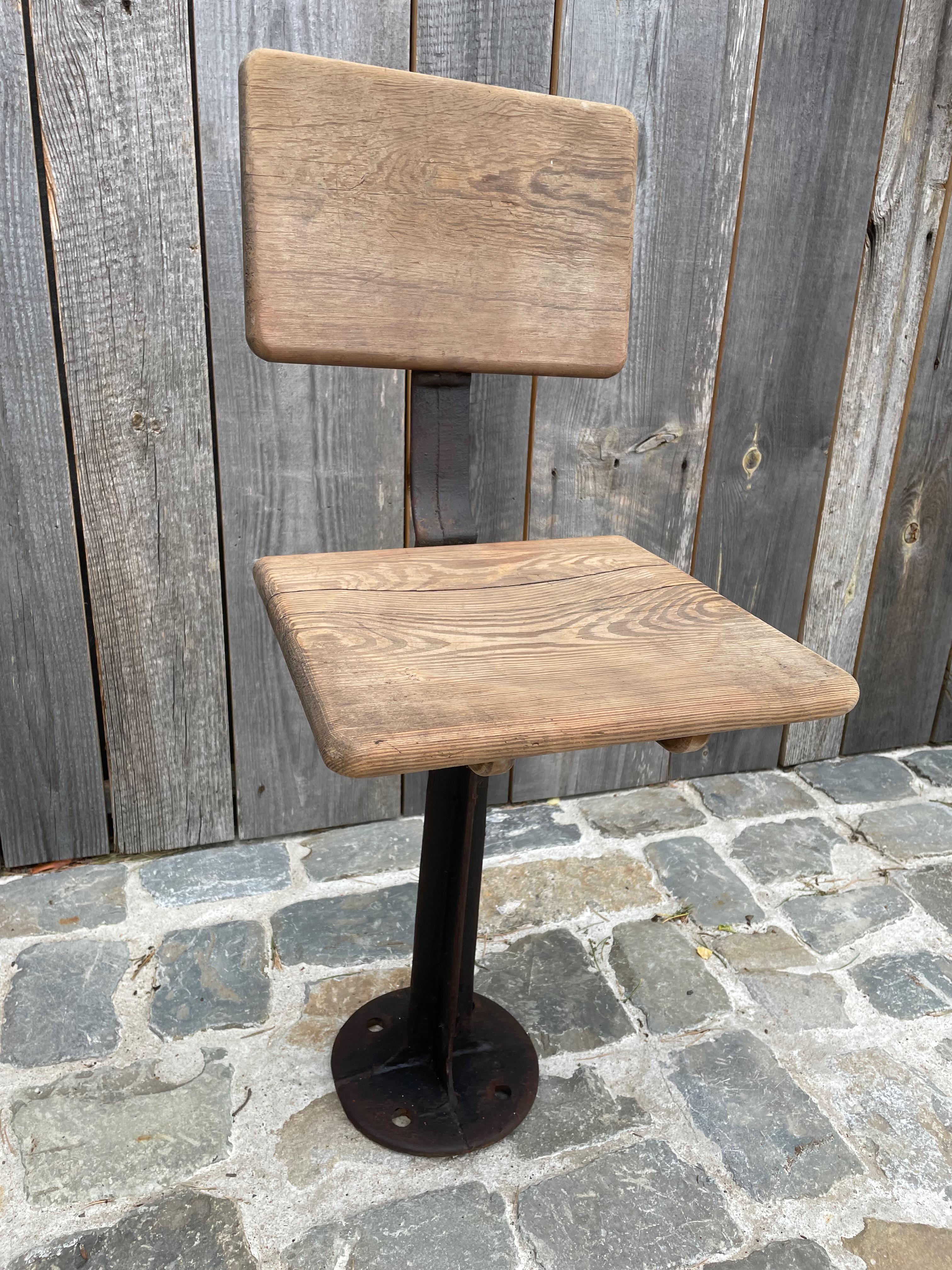 Petite chaise pliante en bois de sapin avec base en fonte, à fixer au sol, lot de 3 chaises.
Belle patine sur le siège.