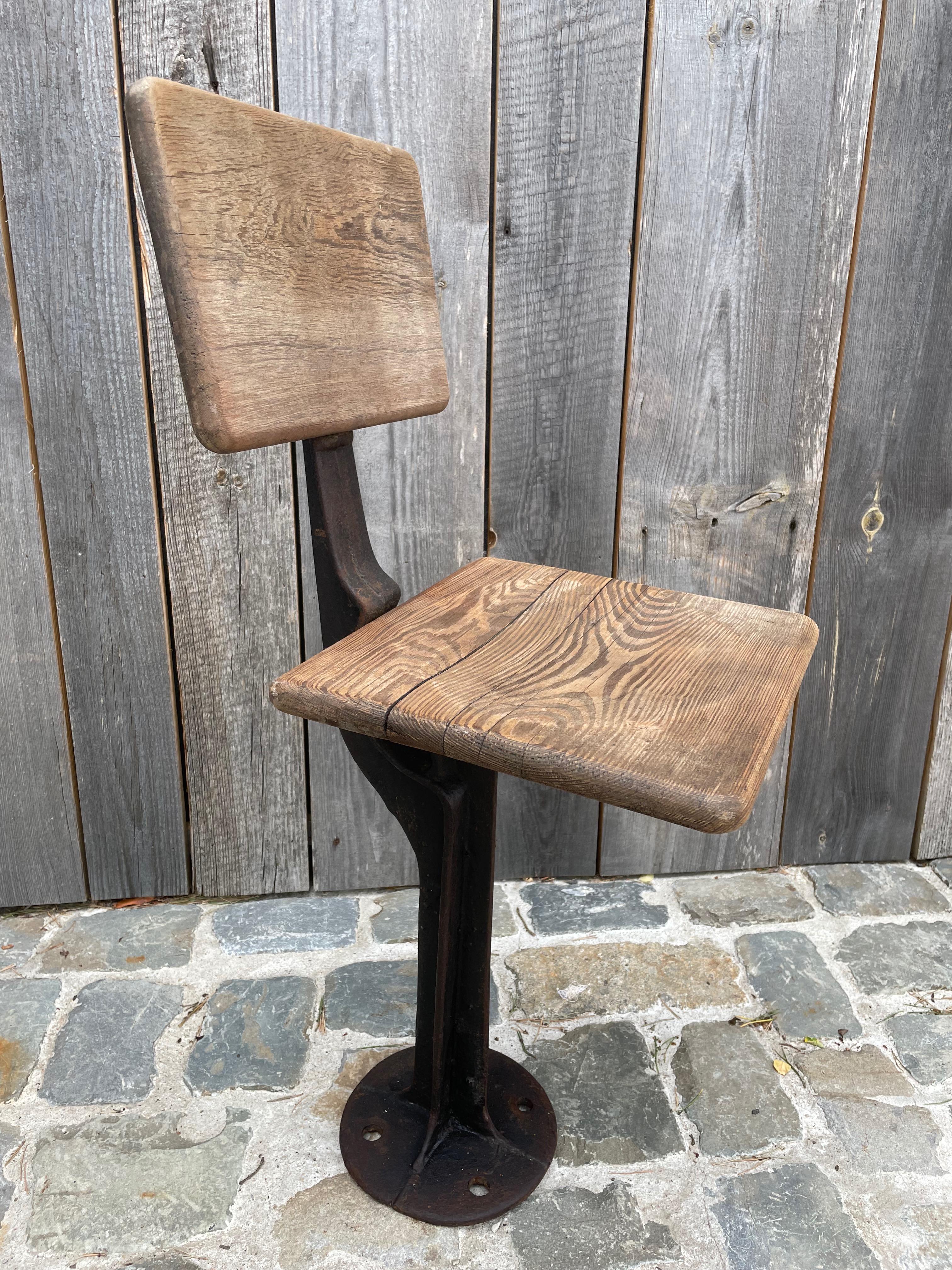 Brutalisme Petite chaise pliante en bois en vente