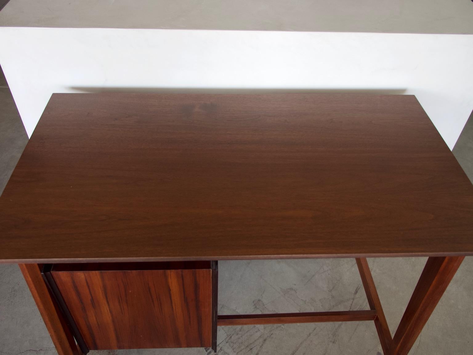 Italienischer Schreibtisch aus Holz mit Messingdetails im Angebot 5