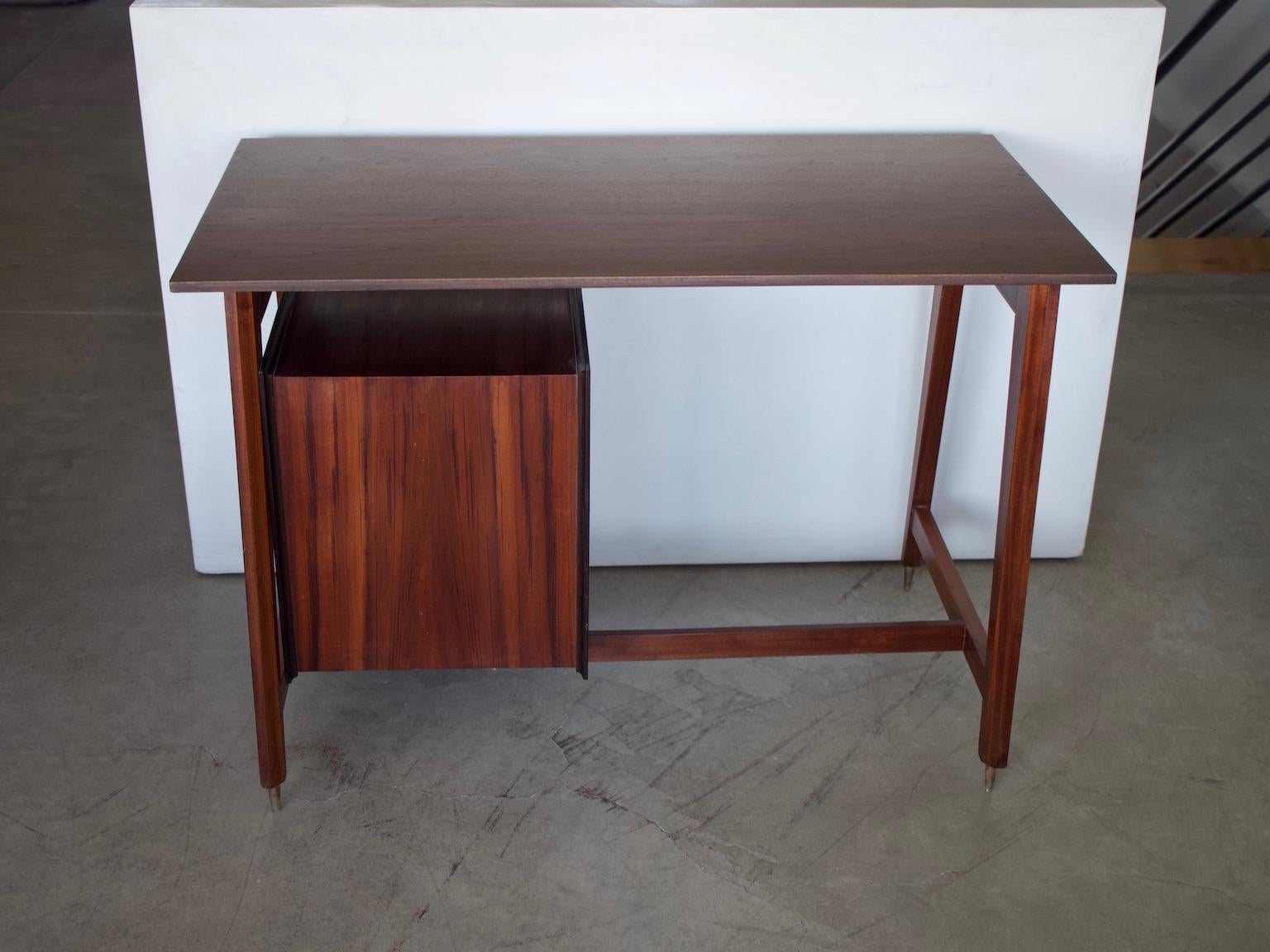 Piccolo scrittoio italiano in legno con dettagli in ottone in vendita 3