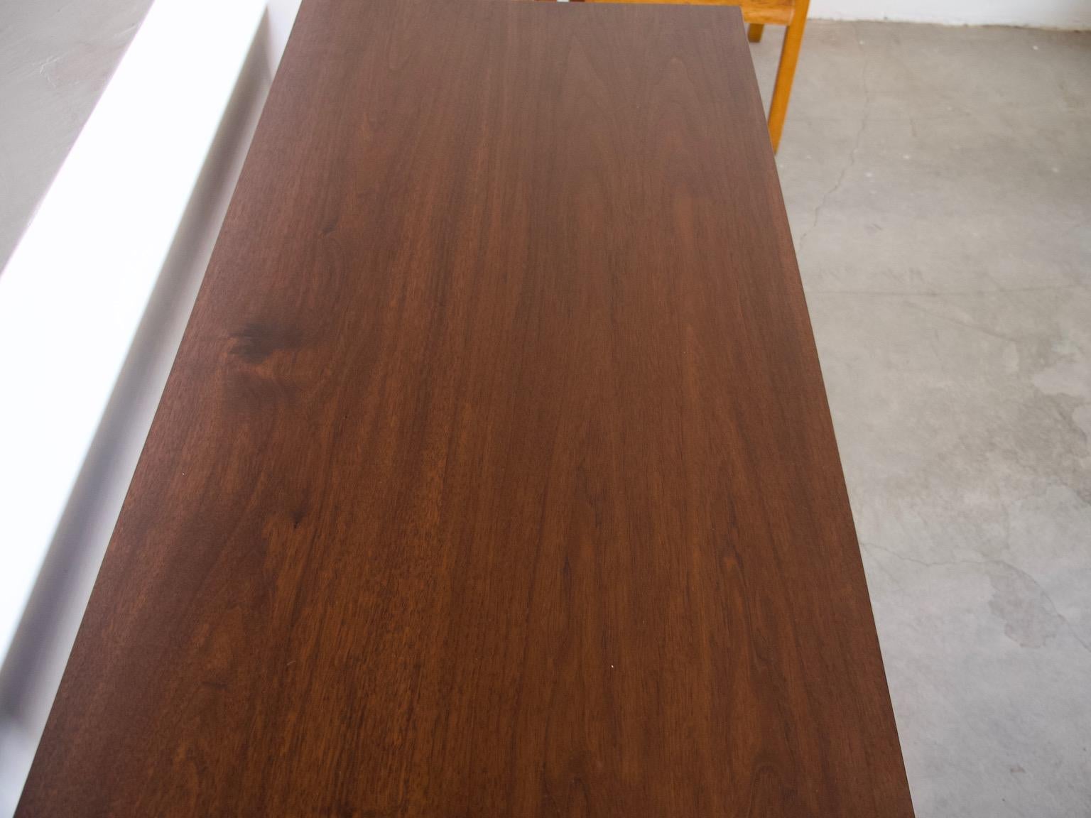 Italienischer Schreibtisch aus Holz mit Messingdetails im Angebot 6