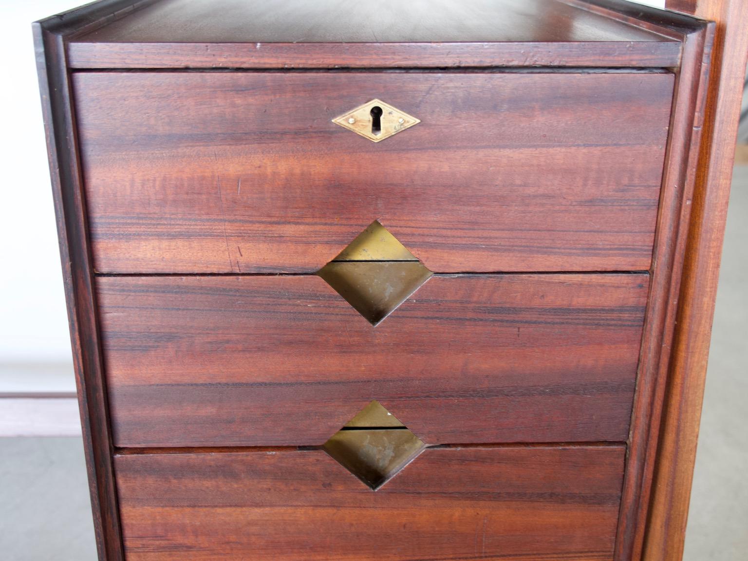 Italiano Piccolo scrittoio italiano in legno con dettagli in ottone in vendita