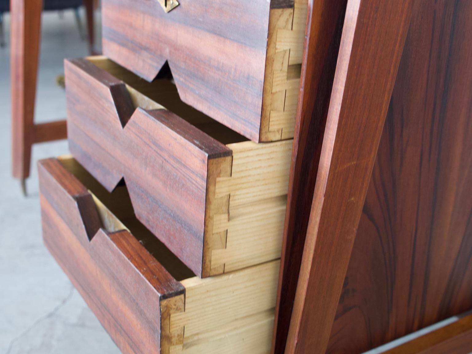 XX secolo Piccolo scrittoio italiano in legno con dettagli in ottone in vendita
