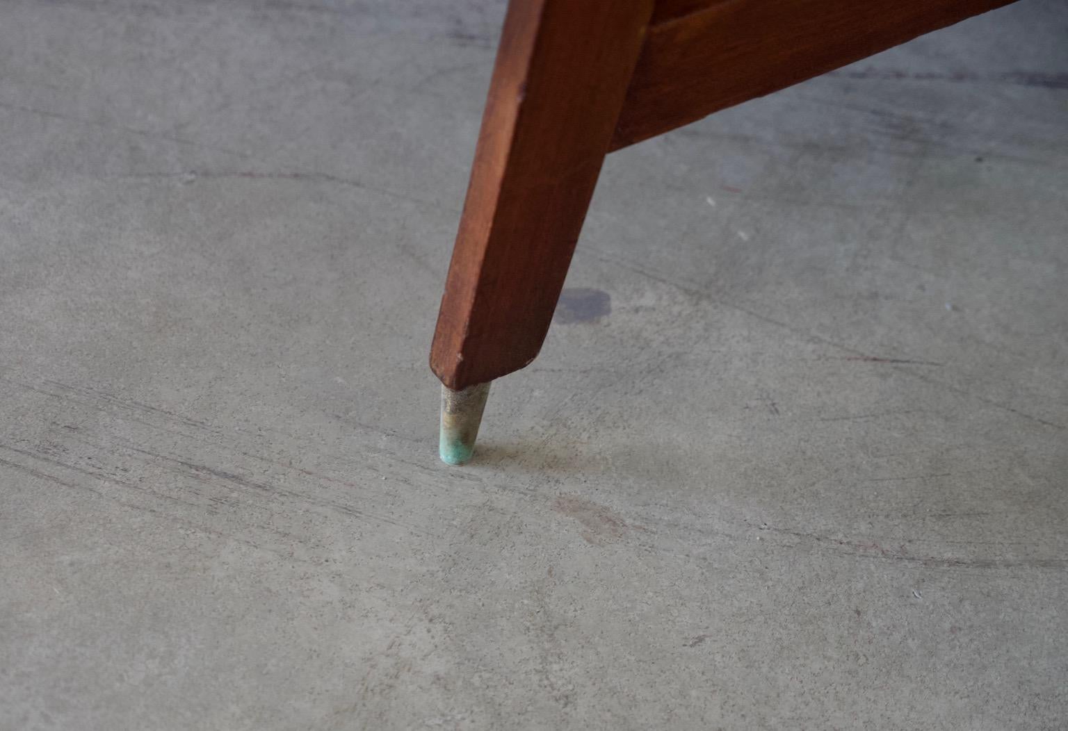 Piccolo scrittoio italiano in legno con dettagli in ottone in vendita 1