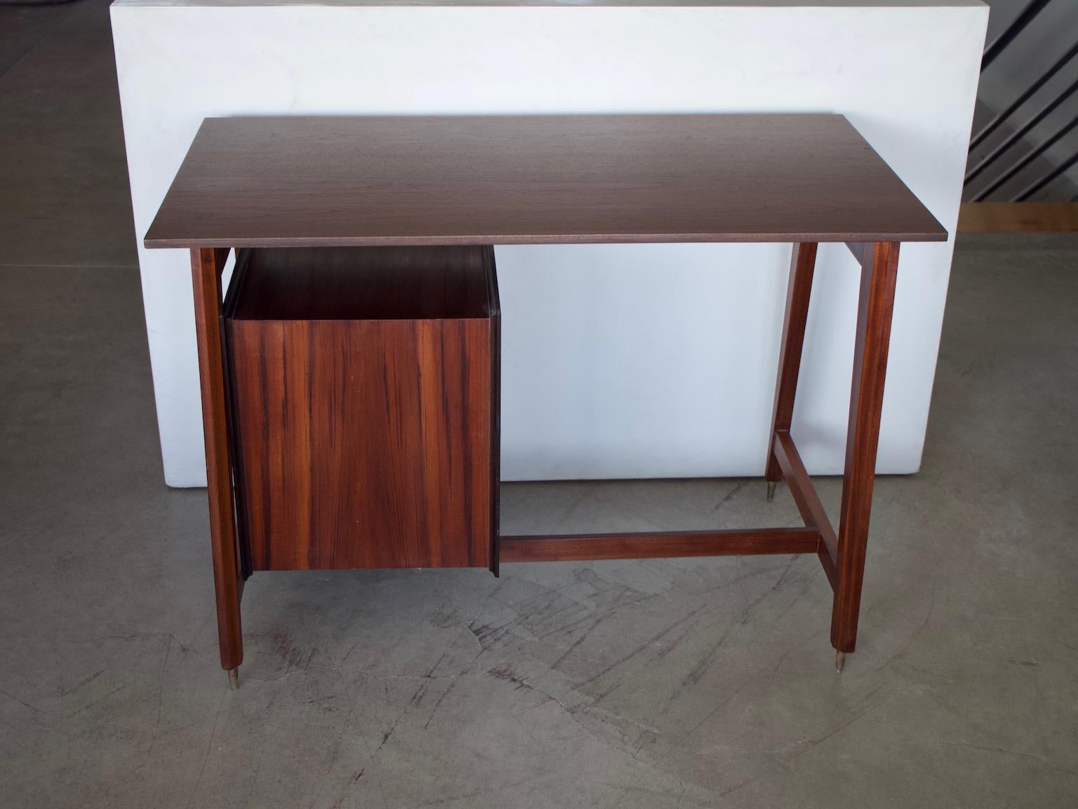 Italienischer Schreibtisch aus Holz mit Messingdetails im Angebot 4