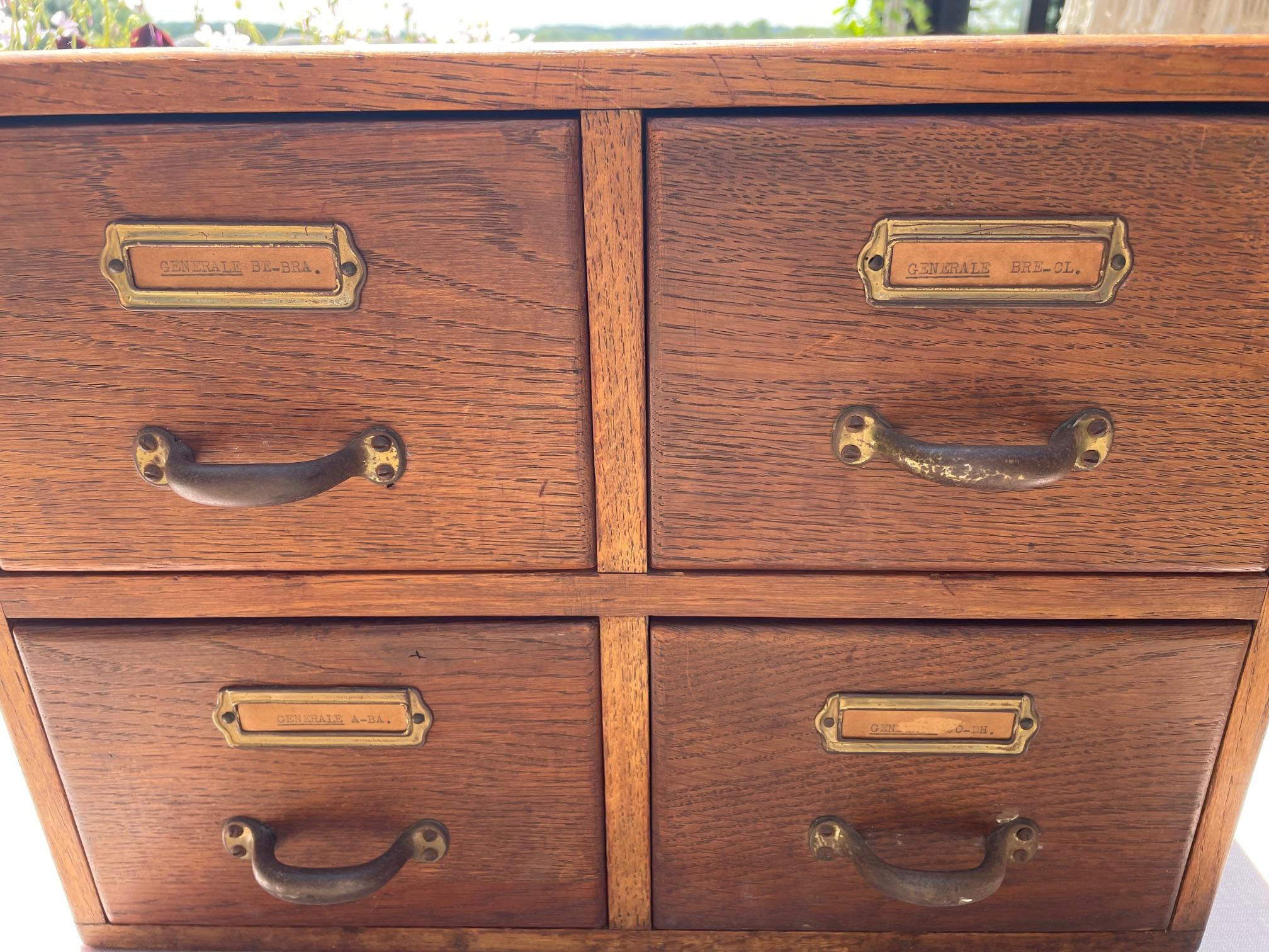 Pequeño armario de madera que se utilizaba para clasificar archivos, o directorios de clientes.
Puede utilizarse como pequeño armario de almacenamiento en una oficina.