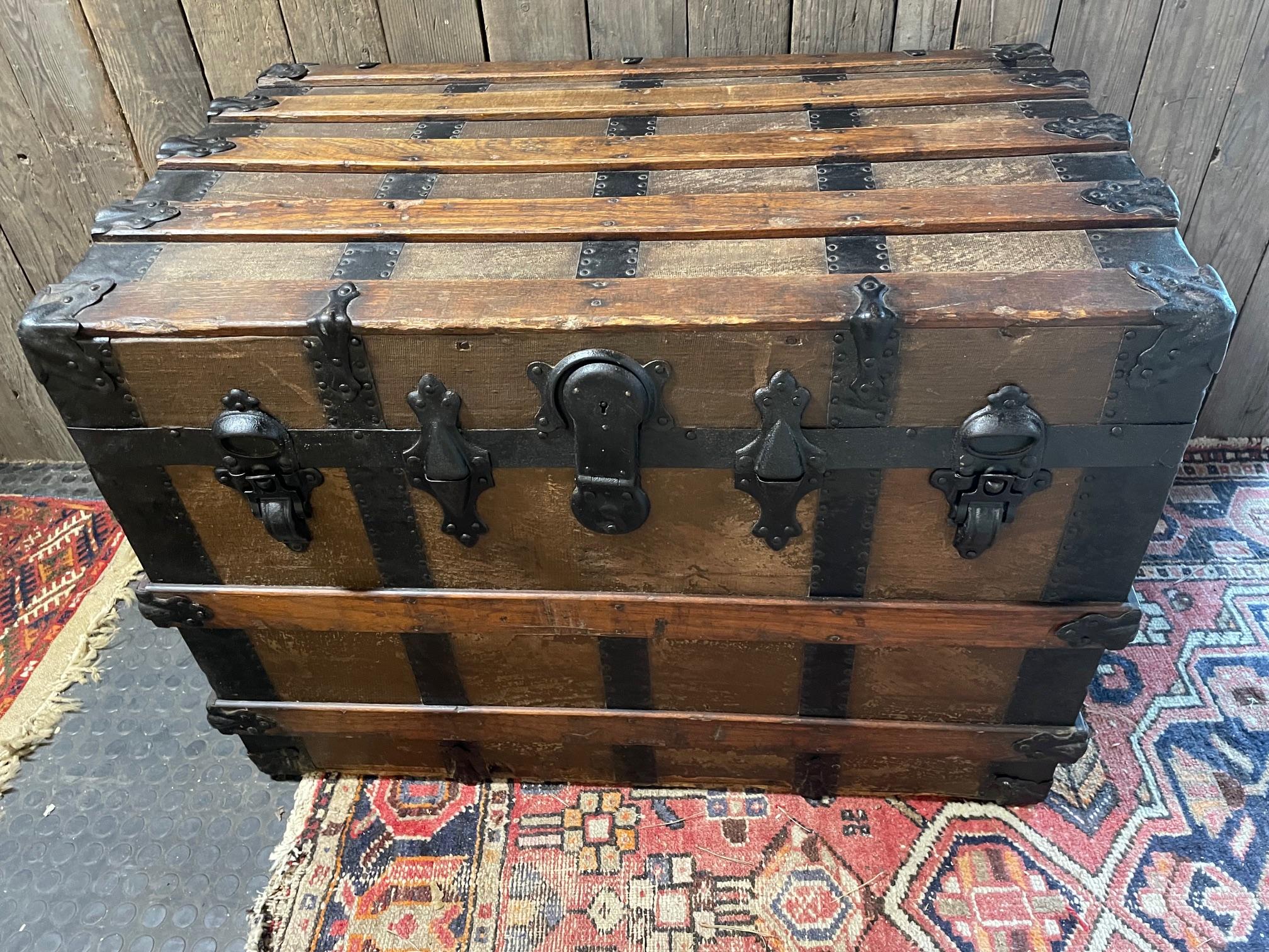 Piccolo baule in legno rivestito di tessuto sostenuto da doghe in legno con una bella chiusura in acciaio nero, non troppo grande quindi facile da posizionare e sempre utile per riporre oggetti o biancheria da letto.
Manca un cassetto che era stato
