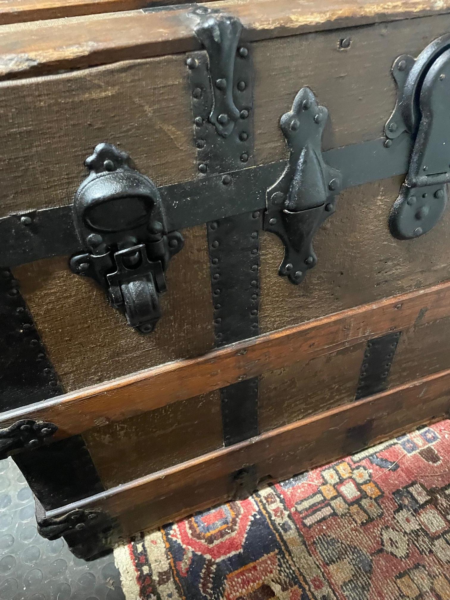 Piccolo baule di legno In condizioni discrete in vendita a Nivelles, BE