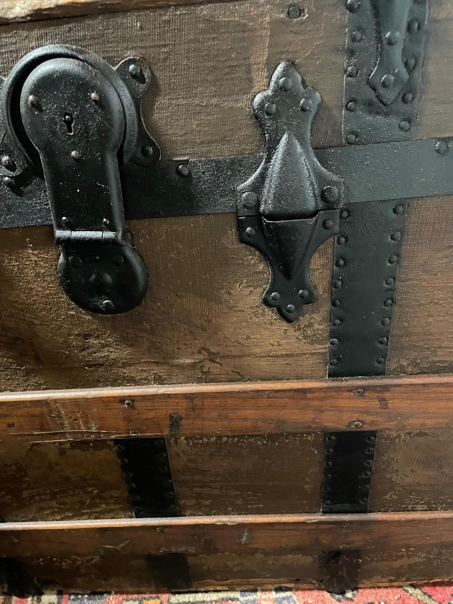XX secolo Piccolo baule di legno in vendita