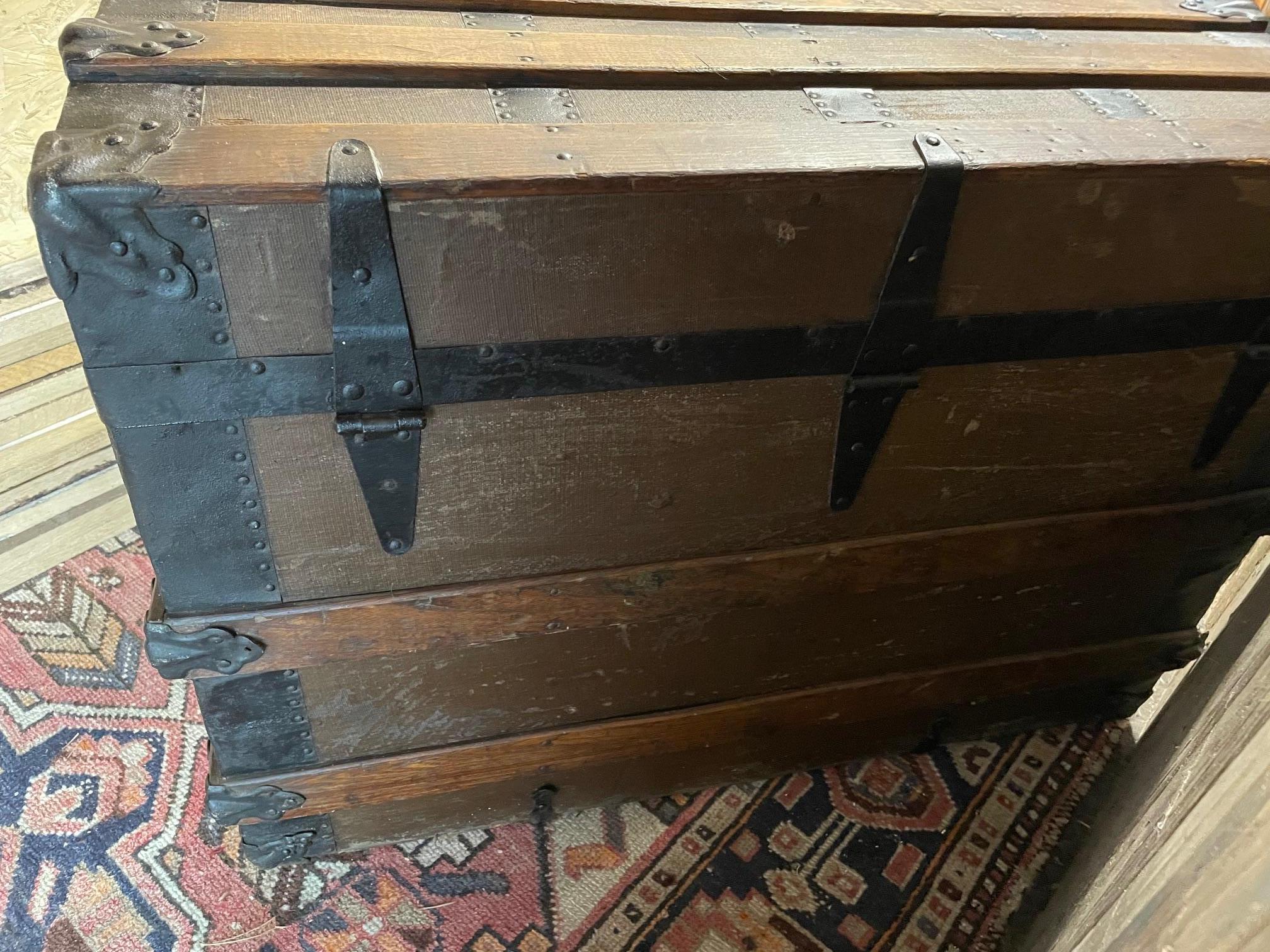 Piccolo baule di legno in vendita 1