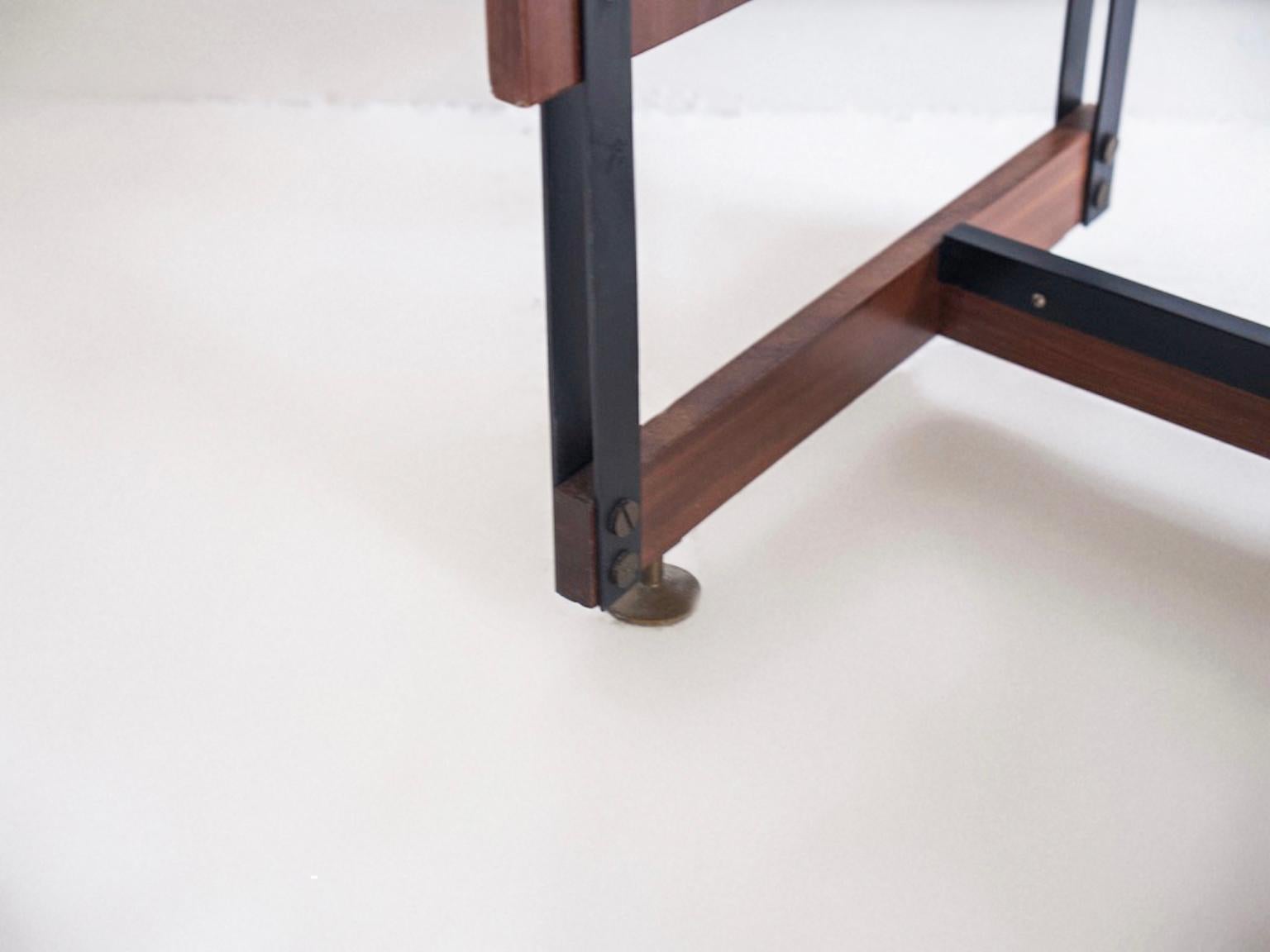 Piccolo scrittoio in legno con struttura in metallo, Italia, anni '60 in vendita 4