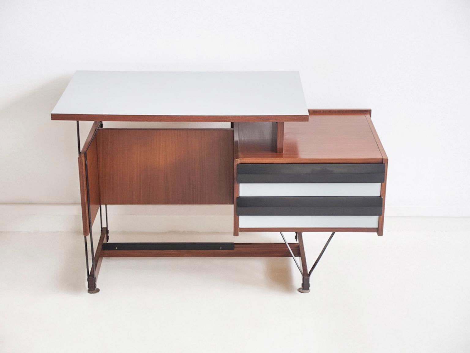 Mid-Century moderno Piccolo scrittoio in legno con struttura in metallo, Italia, anni '60 in vendita