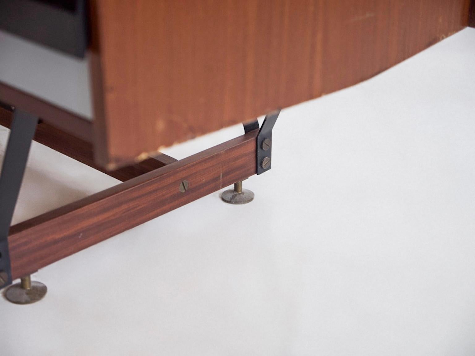 Piccolo scrittoio in legno con struttura in metallo, Italia, anni '60 in vendita 1