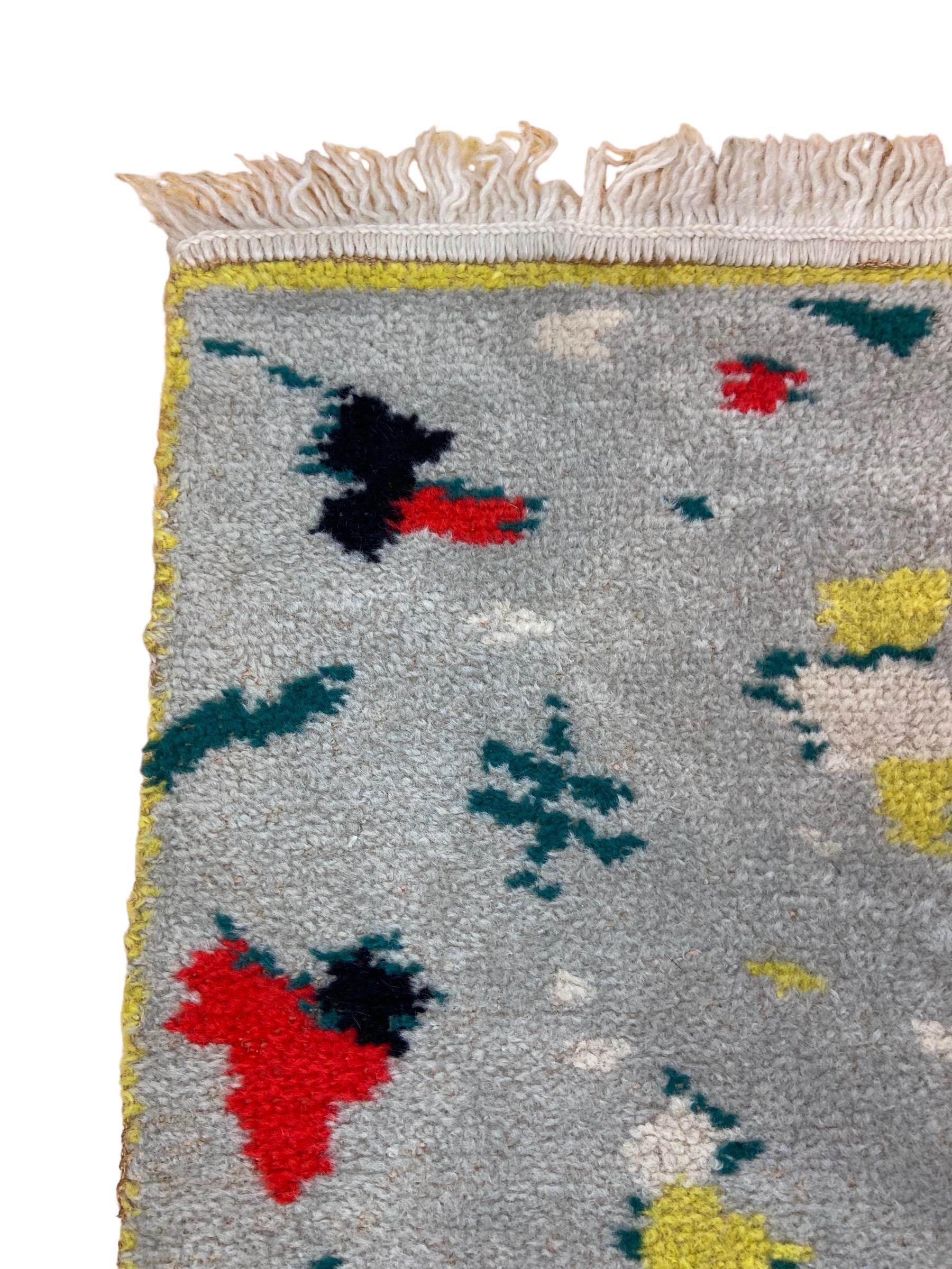 Small wool carpet in the style of “De Stijl”. Made in The Netherlands in the 1920s.

110 cm x 50 cm.