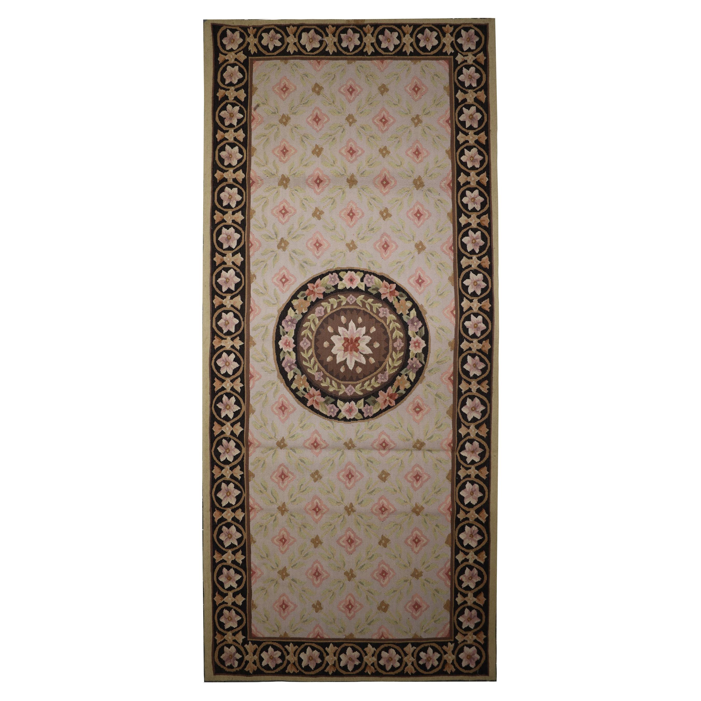Petit tapis de couloir en laine à l'aiguille tissé à la main, motif floral traditionnel