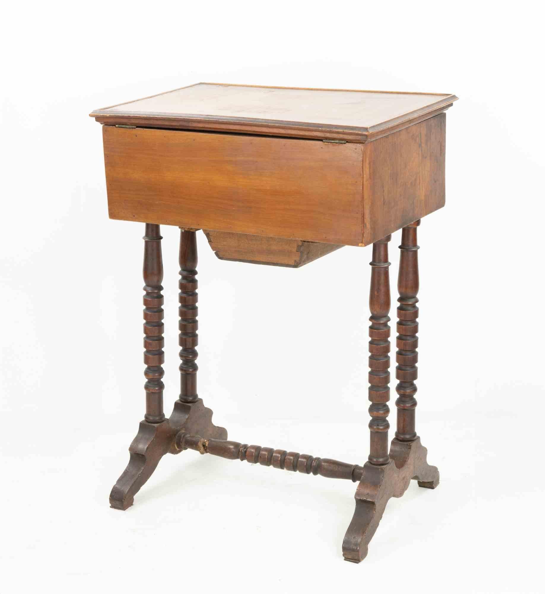 Realized by an italian manufacture in the early 20th century, in style 19th century.

Height with open mirror: 101.5 cm.

Good overall condition ecept for signs of time and minor losses.
