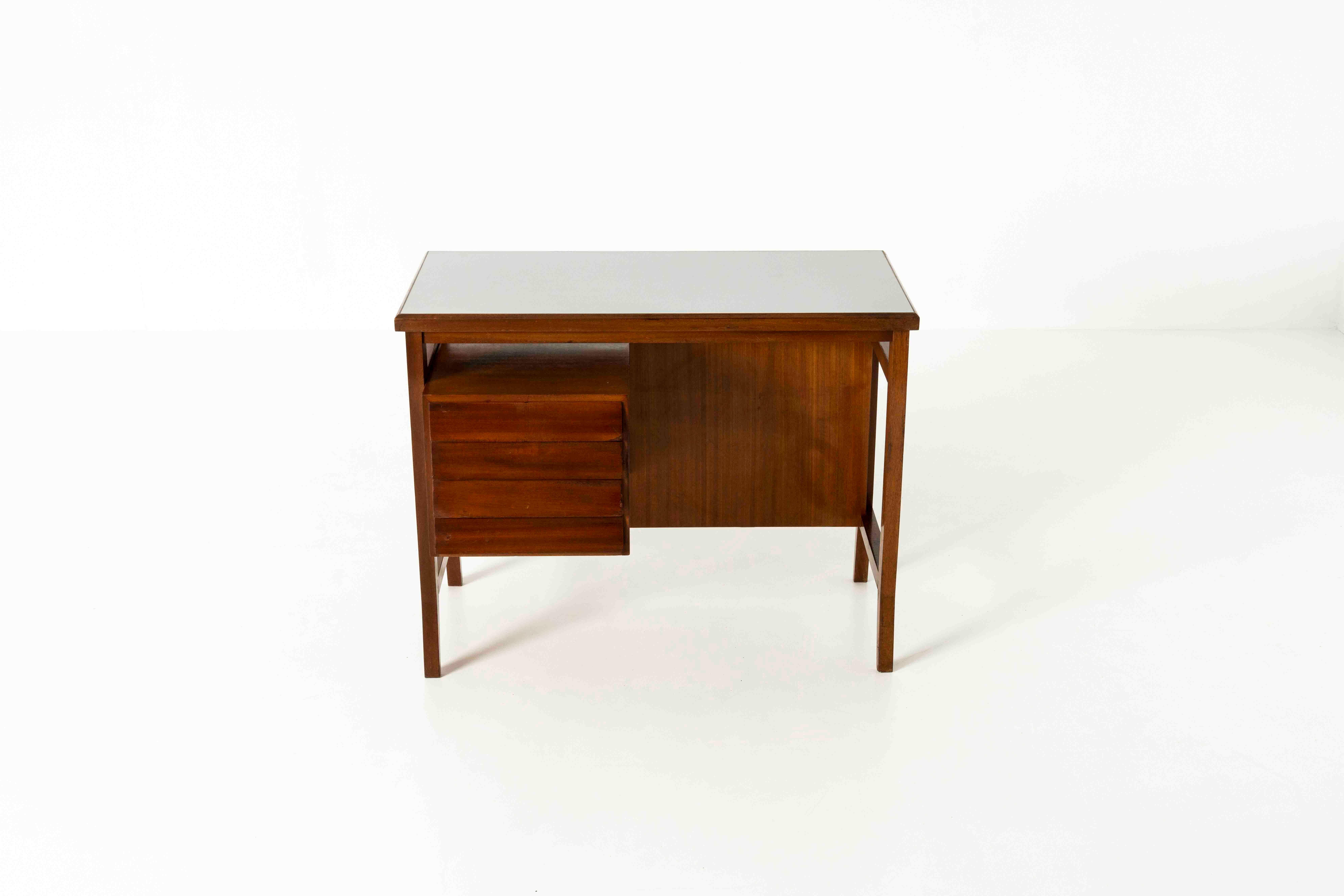 Small writers desk by Italian Mid-Century Modern designer Gio Ponti. This desk is manufactured for Schirolli in the 1960s and has the brand of the manufacturer available. This cute desk in wood is particularly suitable for a smaller space or a