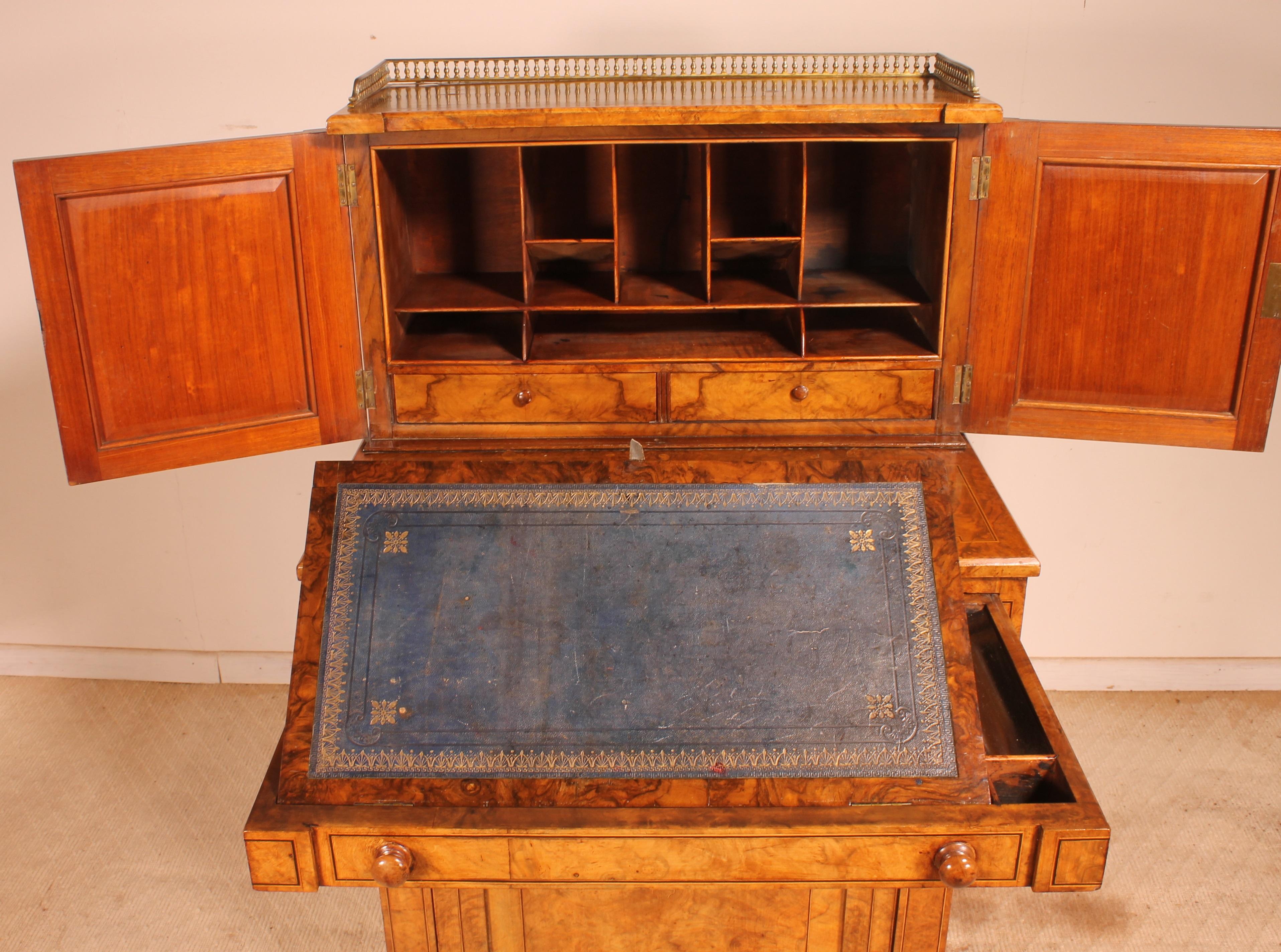 Victorian Small Writing Desk / Secretary in Burl Walnut, 19th Century