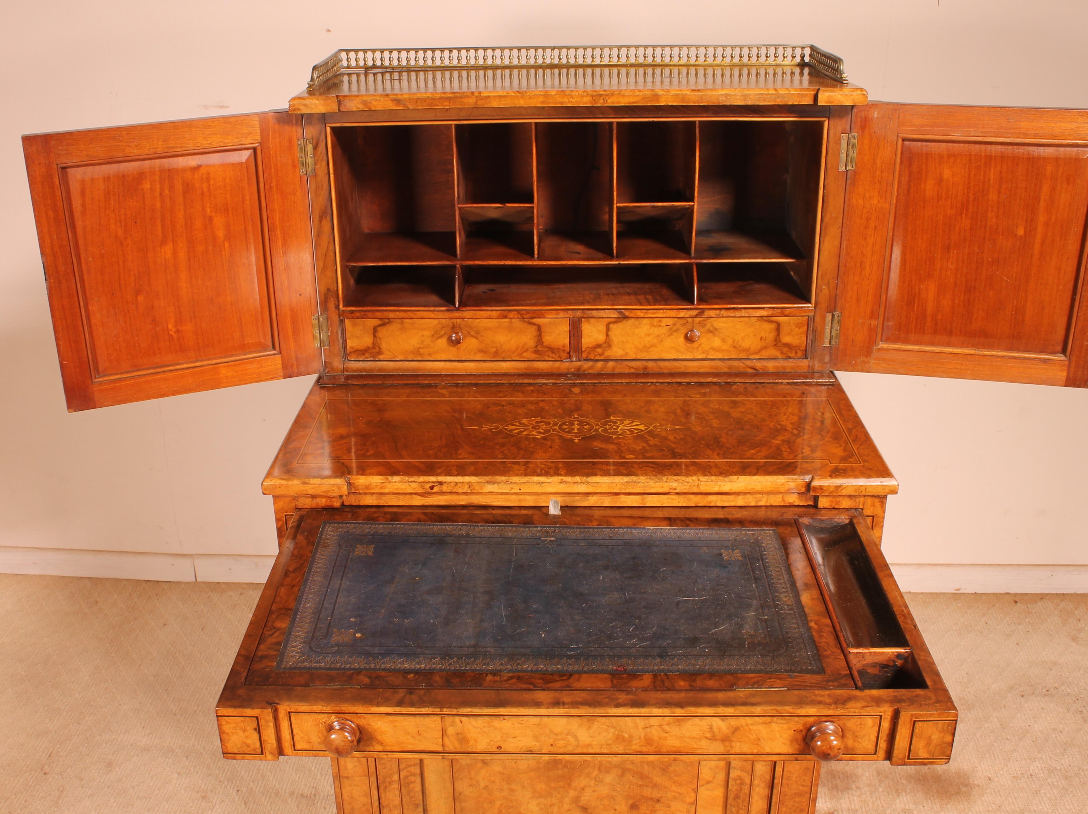 Small Writing Desk / Secretary in Burl Walnut, 19th Century In Good Condition In Brussels, Brussels
