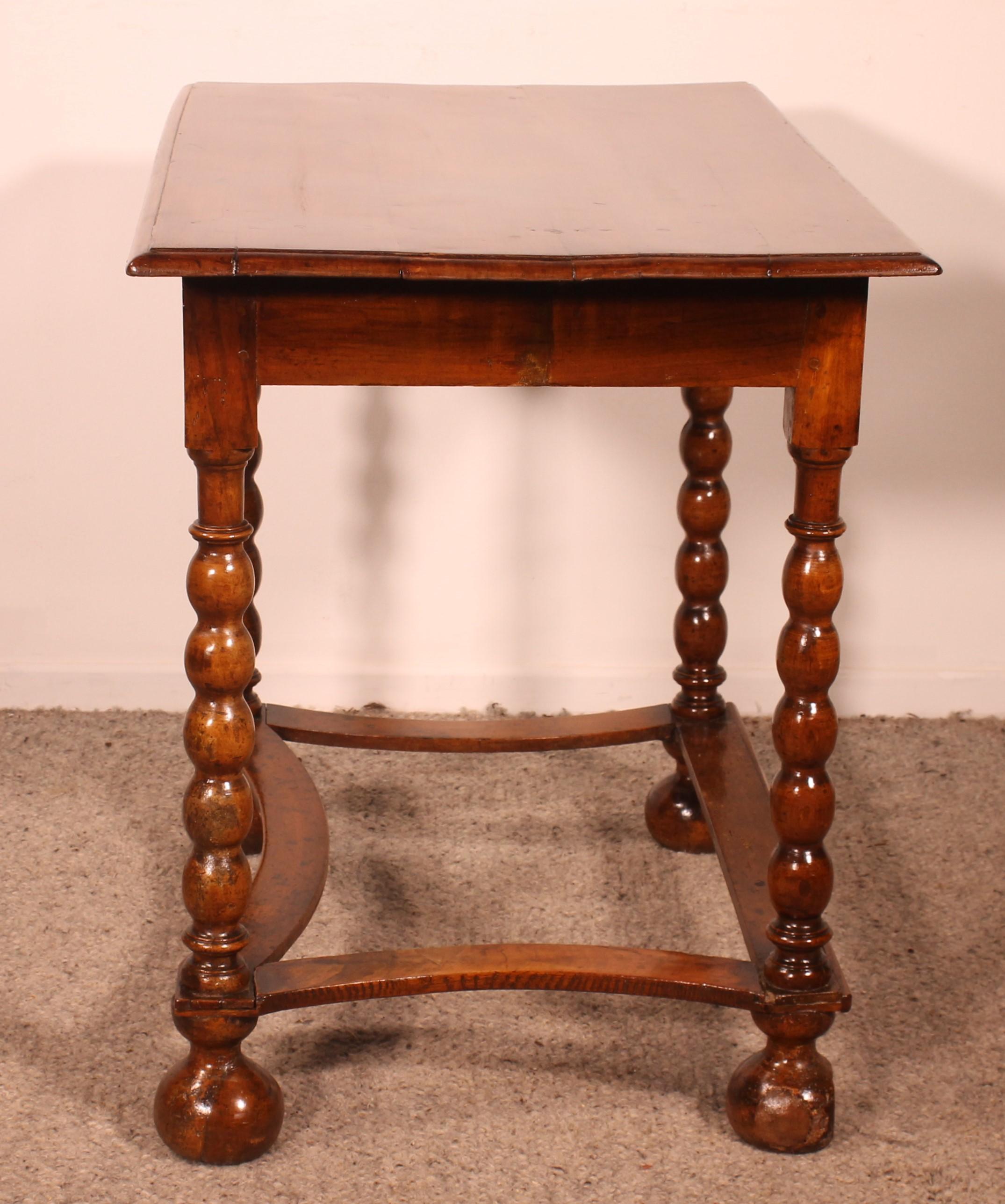 Small Writing Table/side Table In Walnut-17th Century For Sale 4