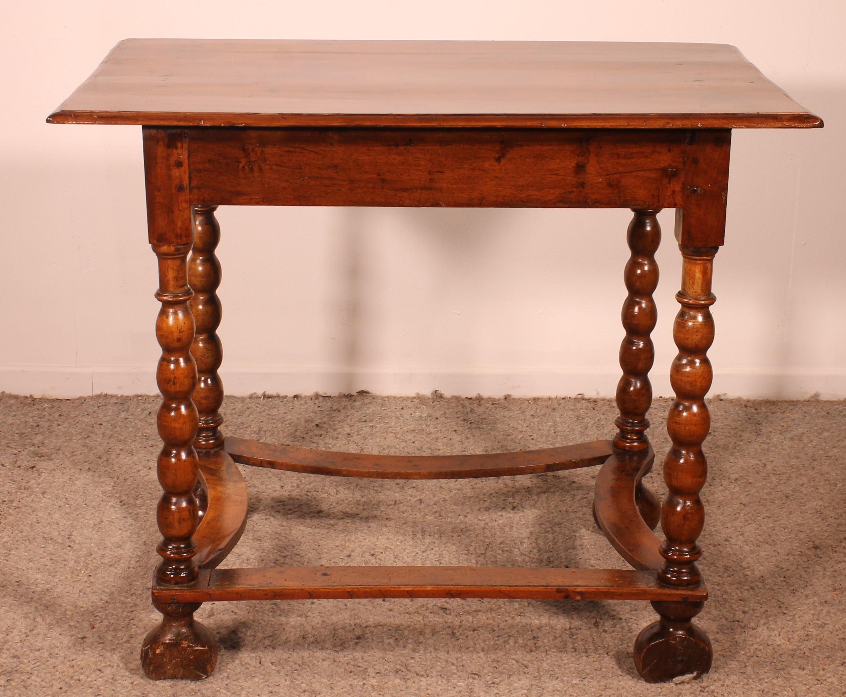 Kleiner Schreibtisch/Nachttisch aus Nussbaum - 17. Jahrhundert im Angebot 4