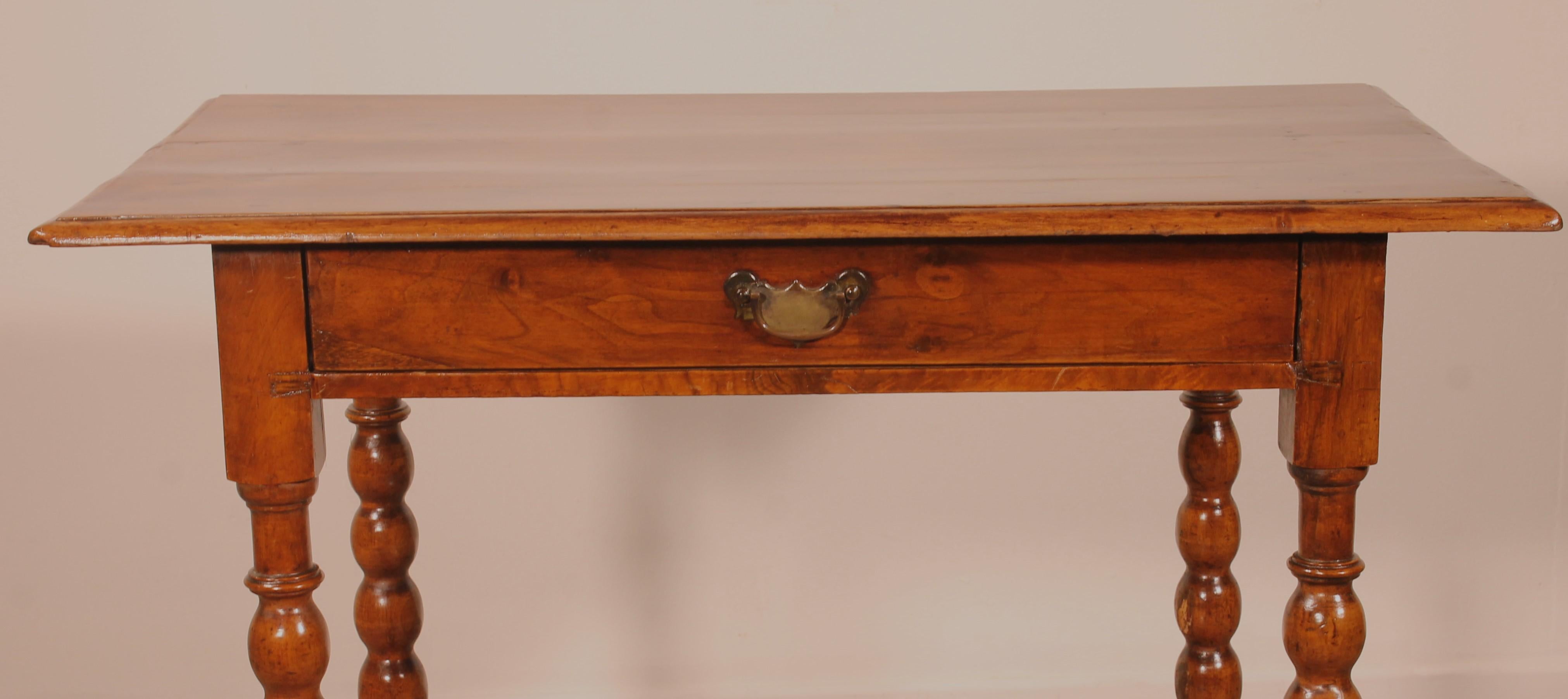 Schöner kleiner Tisch aus Nussbaum aus dem 17. Jahrhundert aus den Niederlanden mit einer Schublade im Fries
Er ruht auf einem sehr eleganten Sockel mit gedrechselten Beinen, die durch Abstandshalter verbunden sind und mit Kugeln enden. Sehr schöne