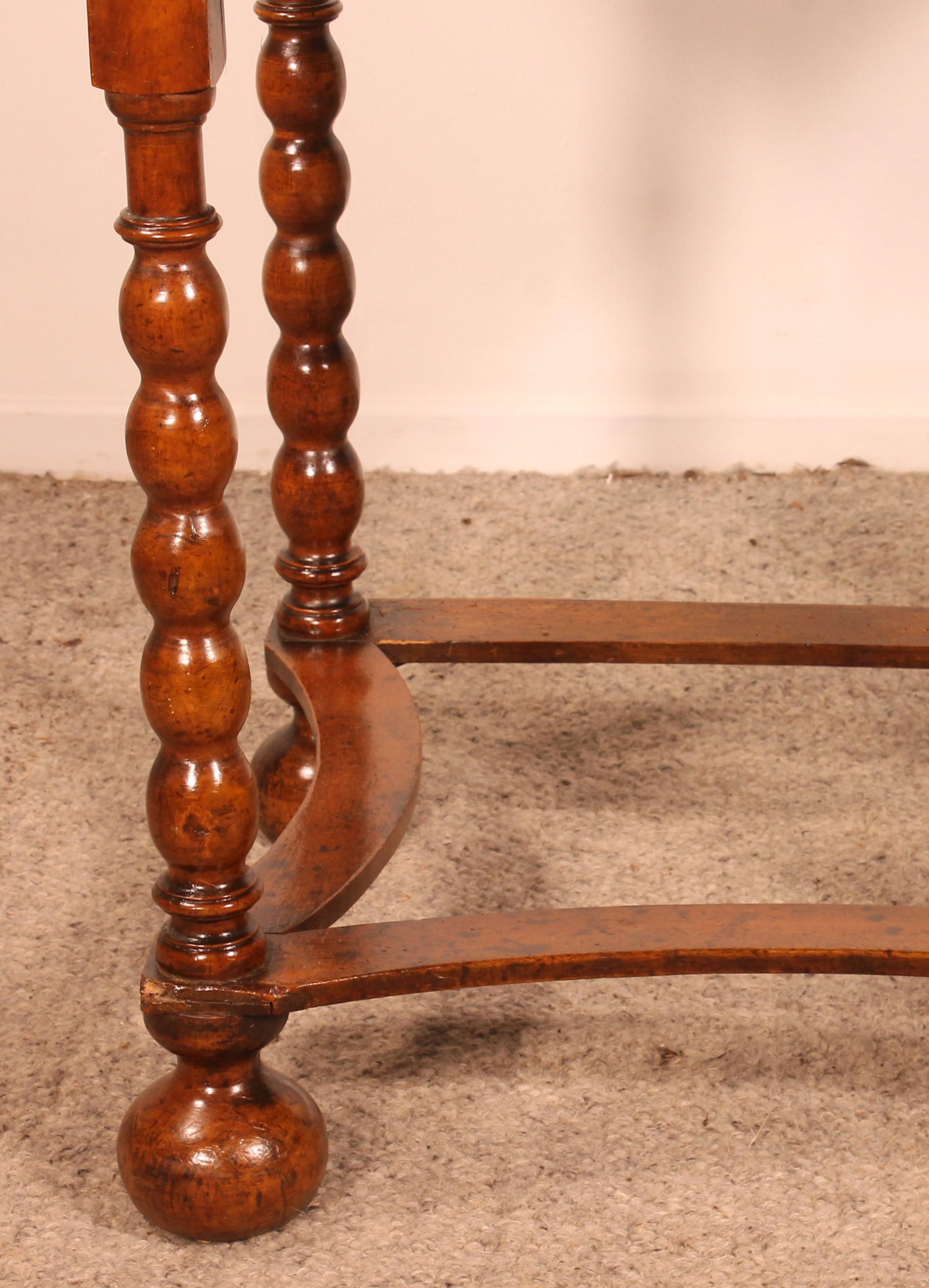 Louis XIII Petite table à écrire / table d'appoint en noyer - 17e siècle en vente
