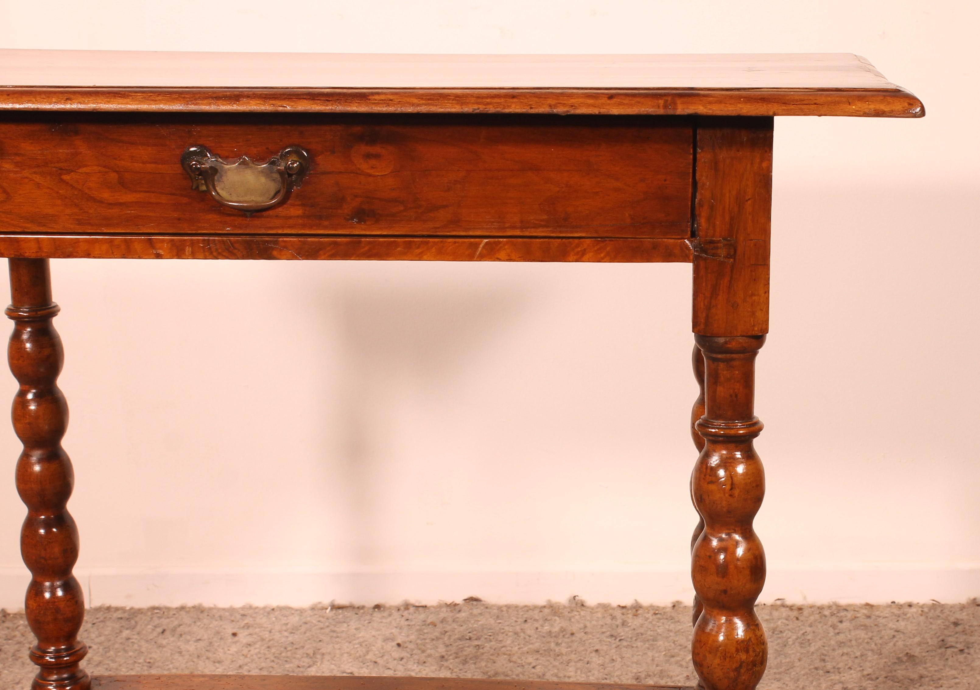 Small Writing Table/side Table In Walnut-17th Century In Good Condition For Sale In Brussels, Brussels