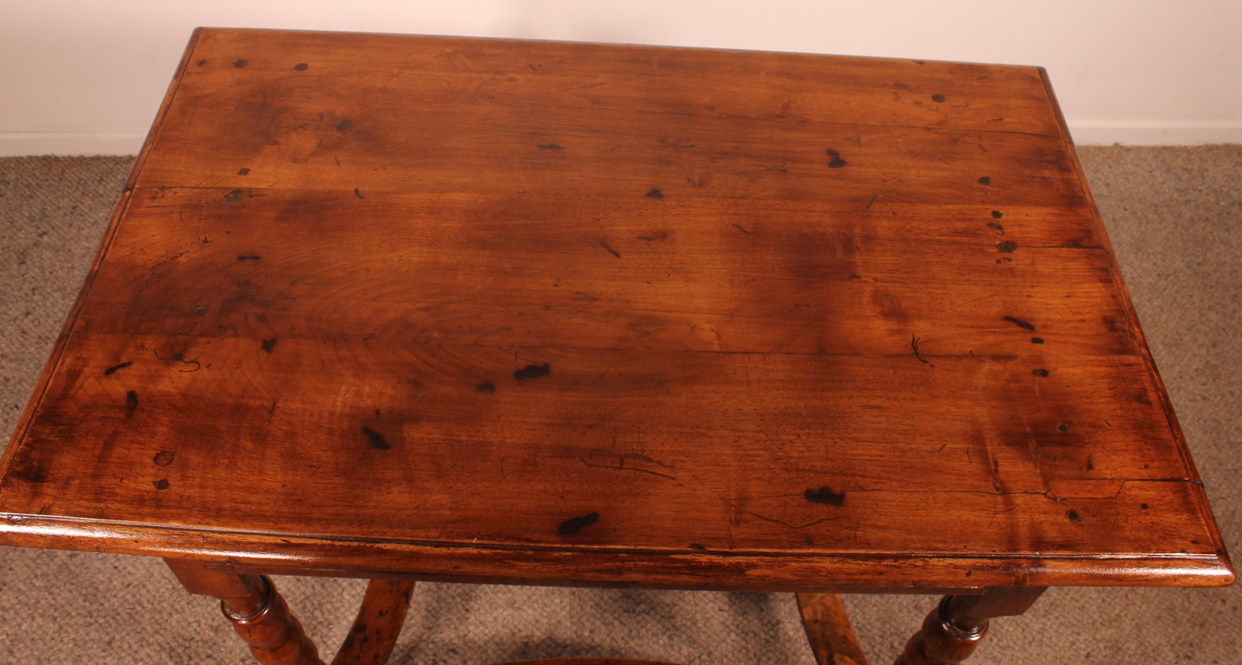 Kleiner Schreibtisch/Nachttisch aus Nussbaum - 17. Jahrhundert (Walnuss) im Angebot