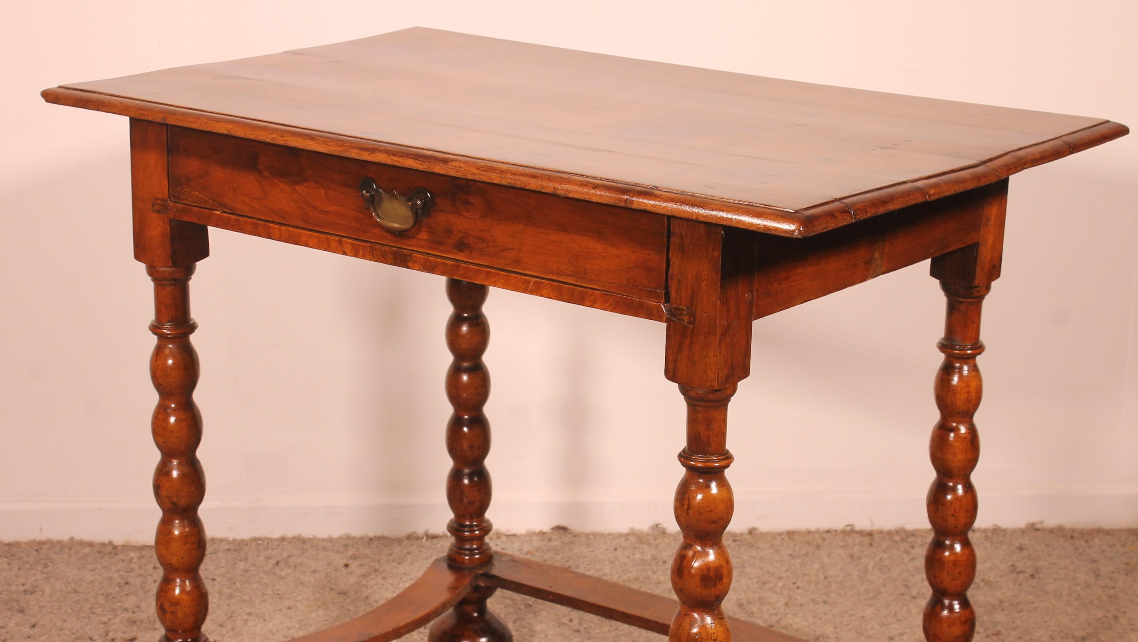 Petite table à écrire / table d'appoint en noyer - 17e siècle en vente 2