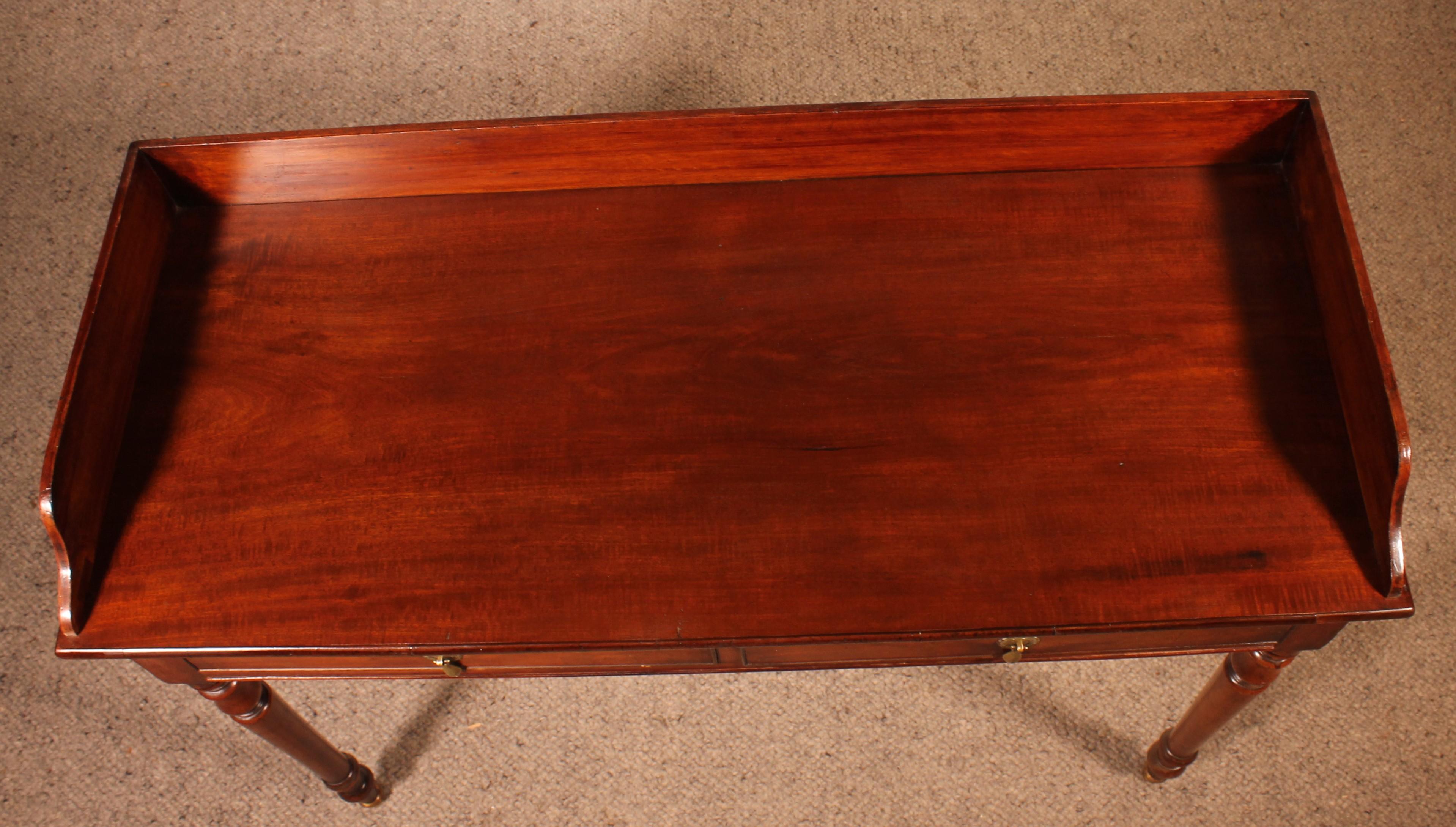 Kleiner Schreibtisch mit zwei Schubladen aus Mahagoni aus dem 19. Jahrhundert im Angebot 6