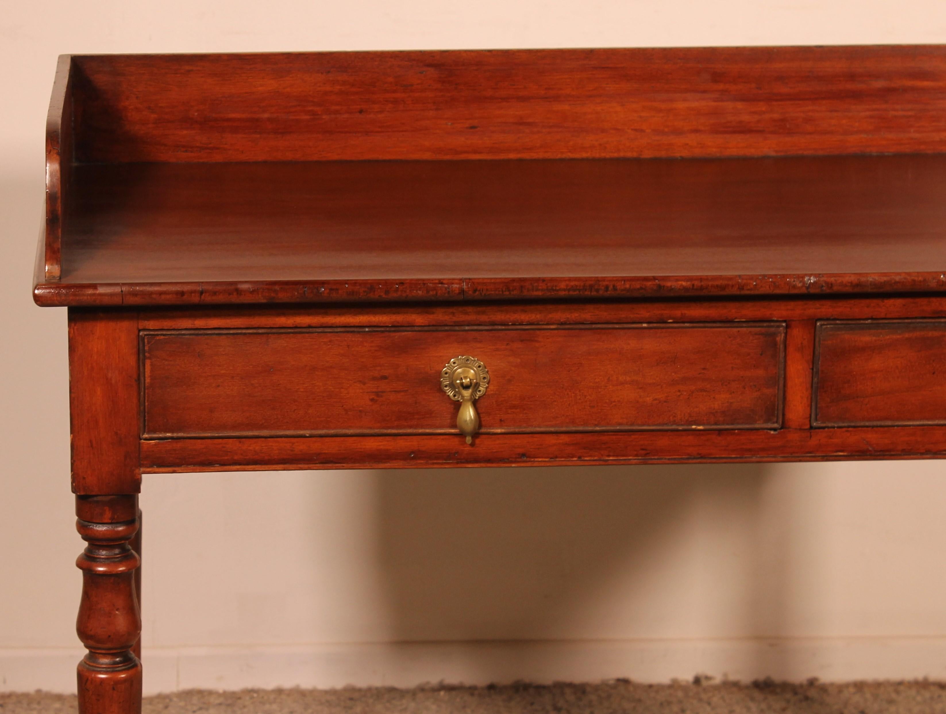 a fine mahogany writing table with two drawers from the 19th century from England

Elegant desk which has two drawers in the belt which is entirely in solid mahogany
The desk rests on a turned base
 The desk is in perfect condition and has a very