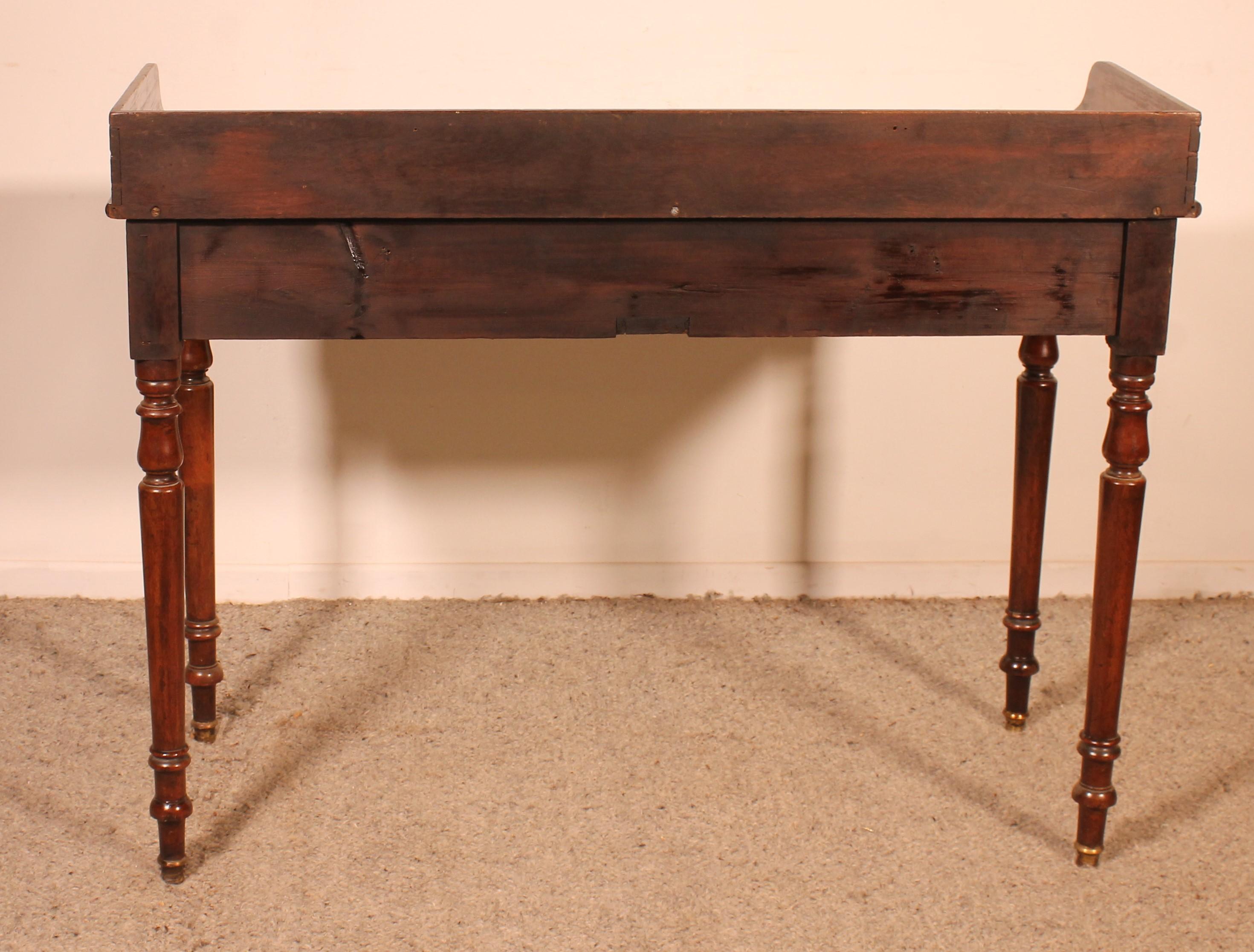 Kleiner Schreibtisch mit zwei Schubladen aus Mahagoni aus dem 19. Jahrhundert im Angebot 1