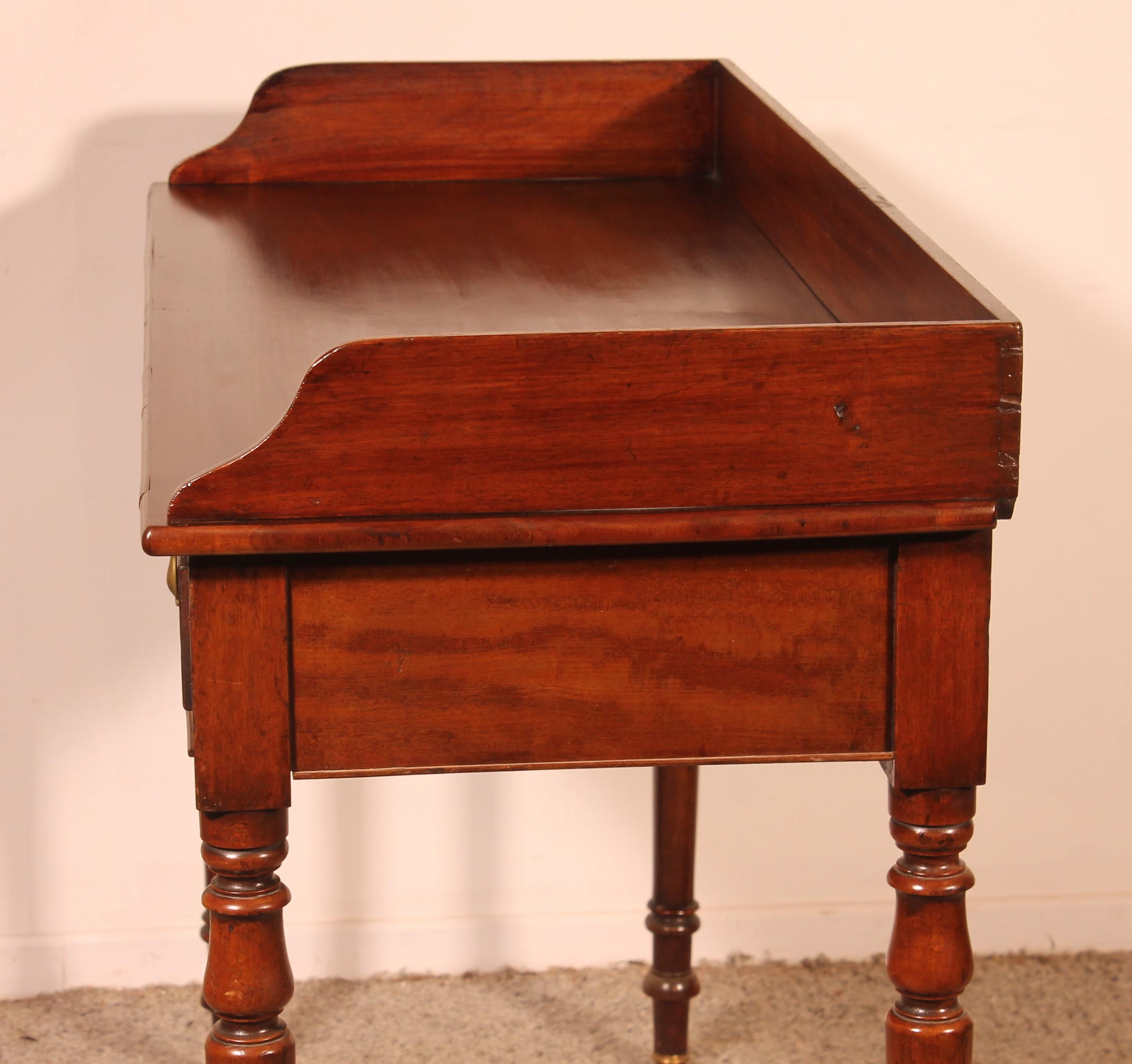Kleiner Schreibtisch mit zwei Schubladen aus Mahagoni aus dem 19. Jahrhundert im Angebot 3