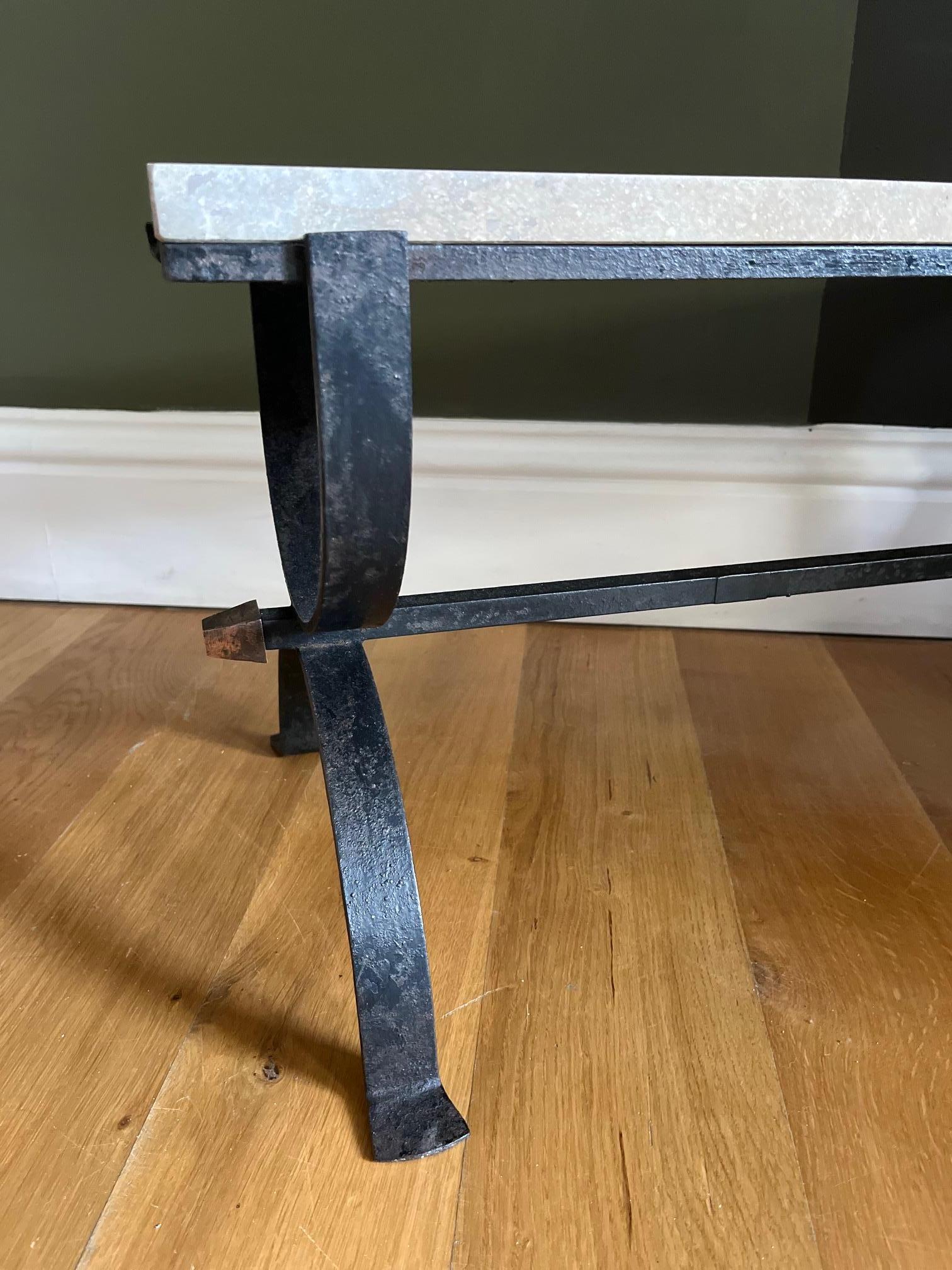 Mid-Century Modern Petite table basse en fer forgé et travertin. Français vers 1950 en vente
