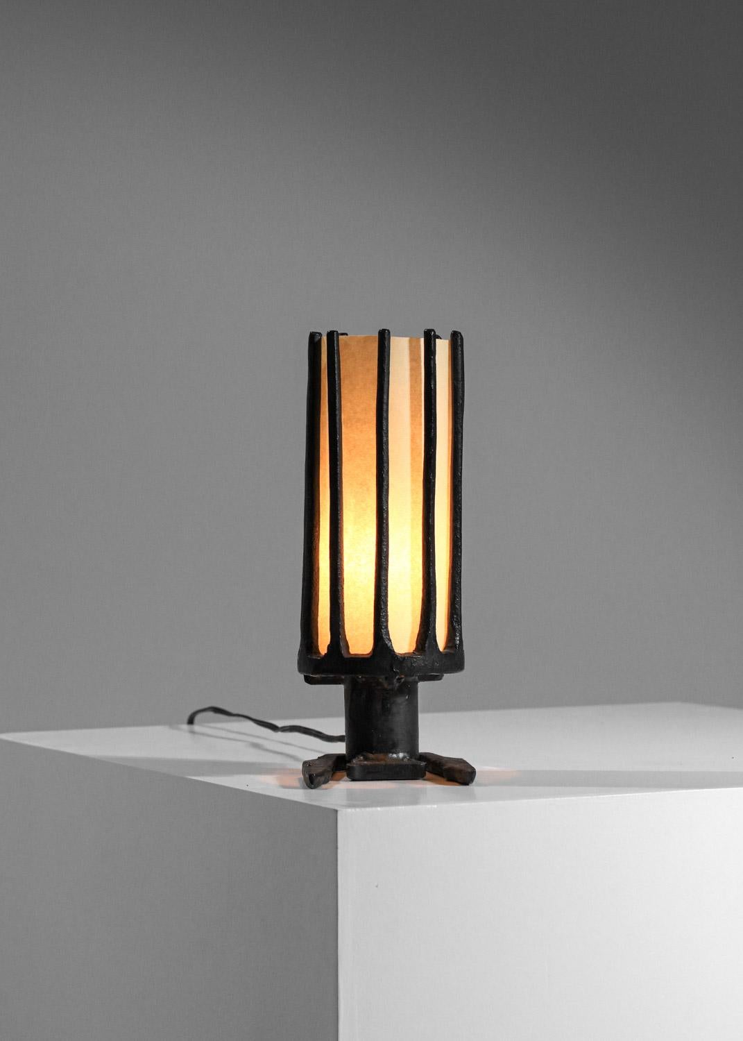 French Brutalist-style table lamp from the 50s/60s. Folk art craftsmanship, certainly handmade. Lamp structure in wrought iron, tracing used as lampshade custom-made for the lamp. Original electrical system, B22 LED bulb recommended. Very nice