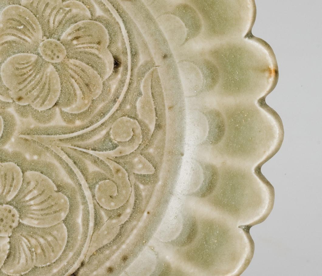 Small Celadon Chrysanthemum Dish, Northern Song Dynasty(AD 960~1127) In Good Condition For Sale In seoul, KR